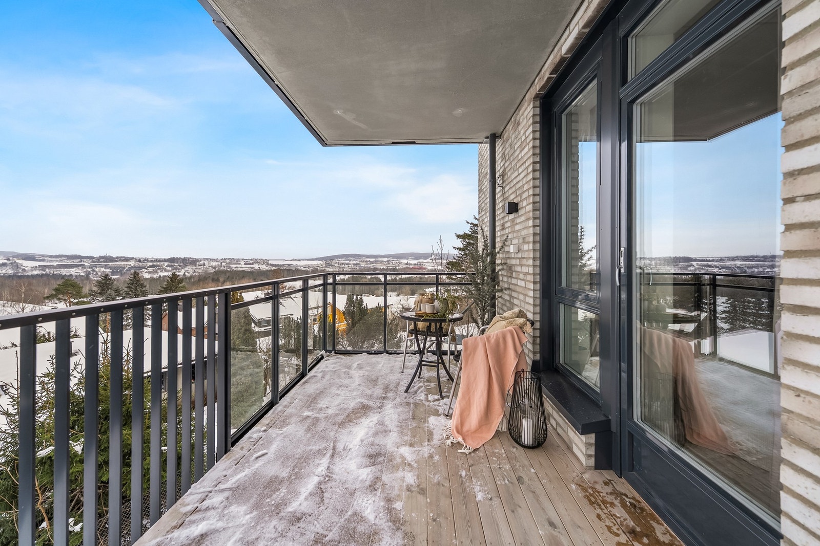 Skjermet og nordvendt terrasse med rolige og behagelige uteforhold. En privat uteplass som gir en sval og komfortabel atmosfære på varme dager. Galleribilde