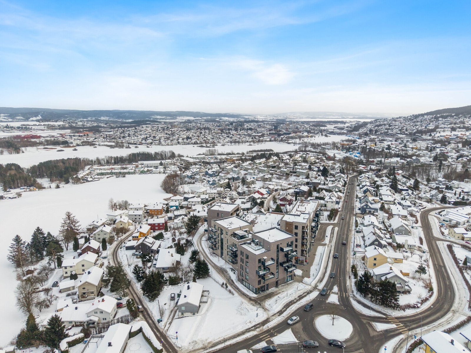 Boligen ligger i et etablert og familievennlig område med kort vei til dagligvare, skoler, barnehager og kollektivtransport. Rolige omgivelser kombinert med nærhet til servicetilbud gir en praktisk og komfortabel hverdag. Galleribilde