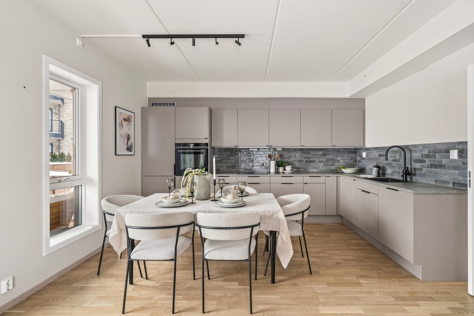 Moderne og stilrent kjøkken som er oppgradert fra utbygger, med integrerte hvitevarer, slette fronter og gjennomtenkte materialvalg. God skap- og benkeplass gir en funksjonell og praktisk arbeidssone. Galleribilde