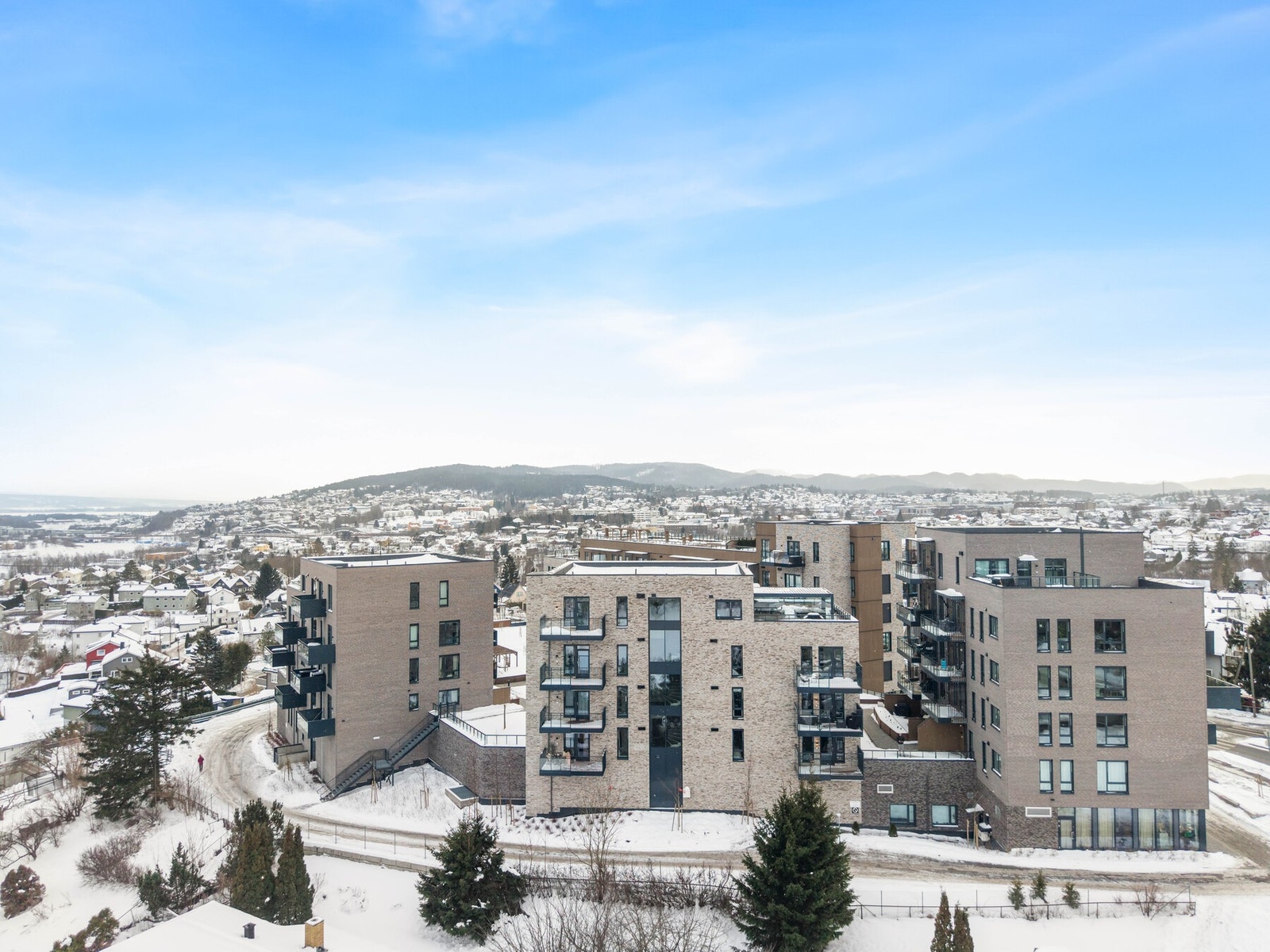 Boligen er en del av det moderne boligprosjektet Skjettentoppen, bestående av nyere leiligheter med gjennomtenkt arkitektur, næringslokaler på bakkeplan og flotte fellesområder, herunder takterrasse og skjermet gårdsrom. Galleribilde