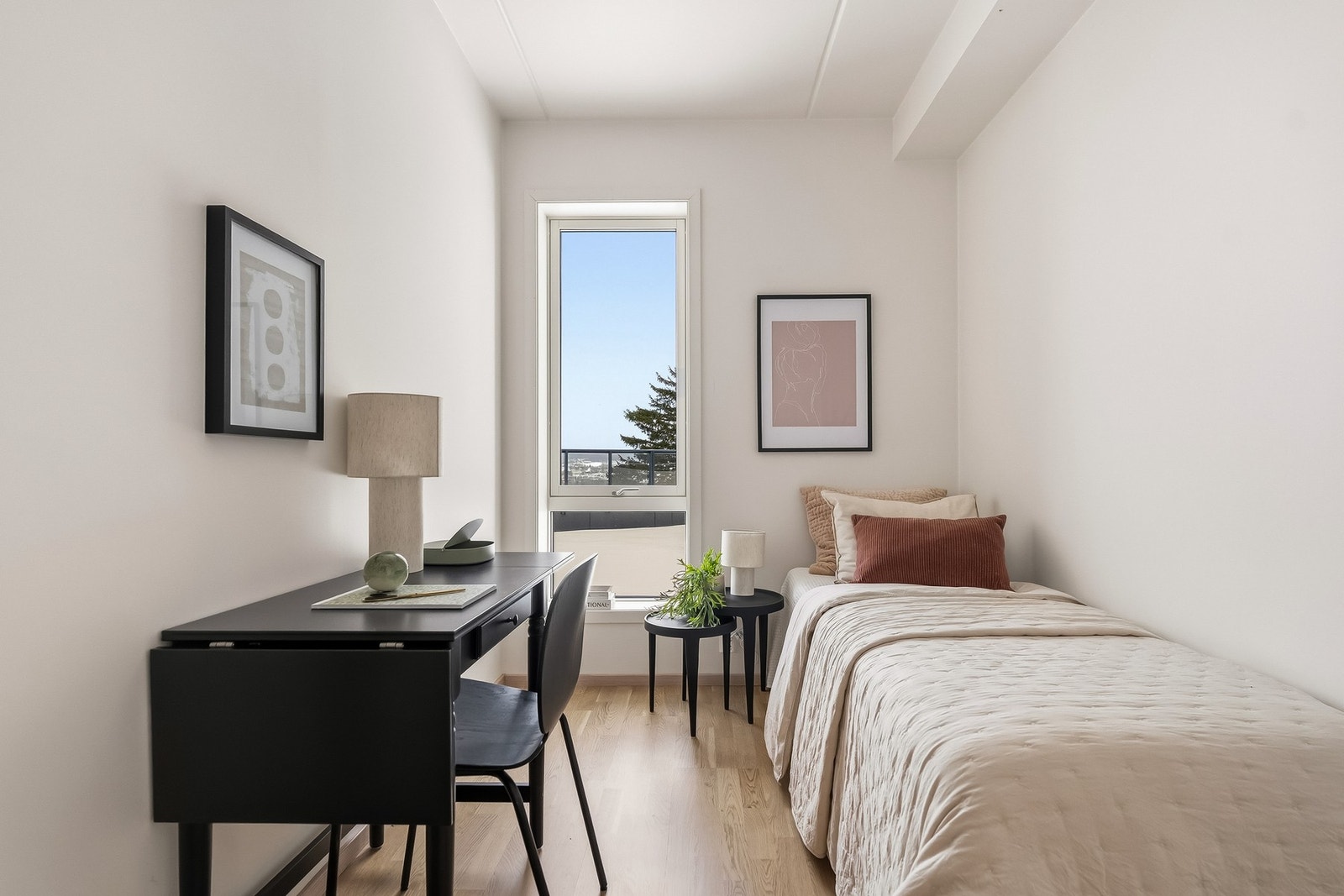 Fleksibelt rom med plass til seng og oppbevaring. Kan benyttes som soverom, kontor eller hobbyrom etter behov. Galleribilde