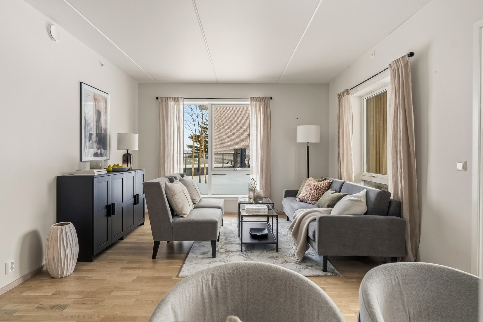 Lys og romslig stue med store vindusflater som slipper inn rikelig med naturlig lys. God plass til både sofagruppe og spiseplass. Galleribilde