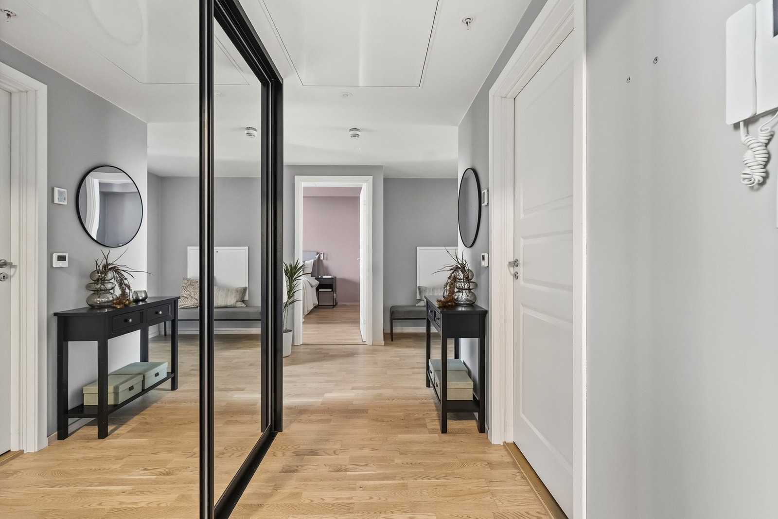 Entré med parkett på gulv og malte vegger. Direkte adkomst til boligens øvrige rom gir en effektiv planløsning. Galleribilde