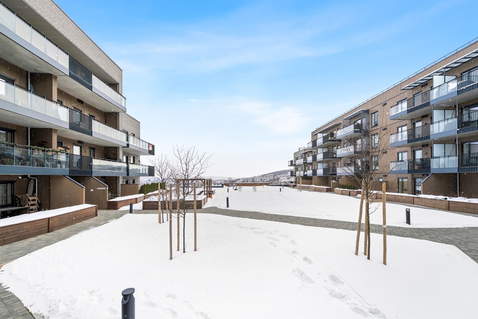 Terrassen har sol fra formiddag og videre utover ettermiddagen, noe som gir gode og stabile lysforhold gjennom dagen. En attraktiv uteplass for både avslapning og sosiale sammenkomster. Galleribilde