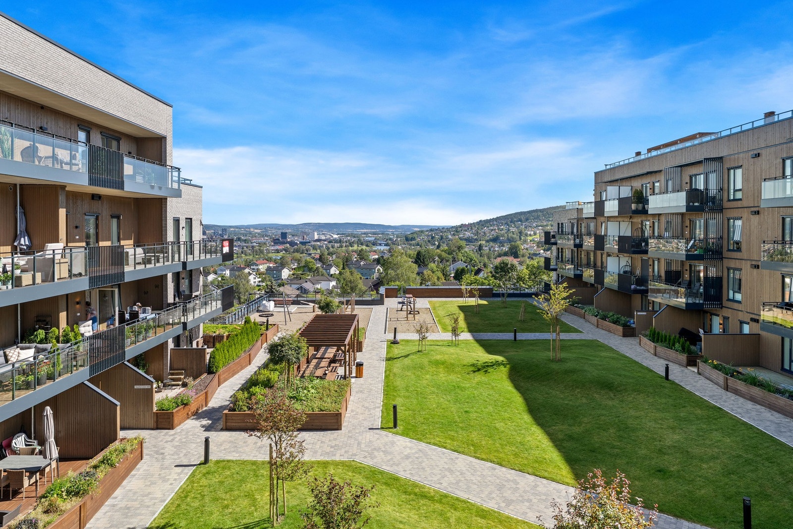Bildet er tatt fra tilsvarende leilighet høyere opp i bygget, og viser forholdene på sommerstid. Galleribilde