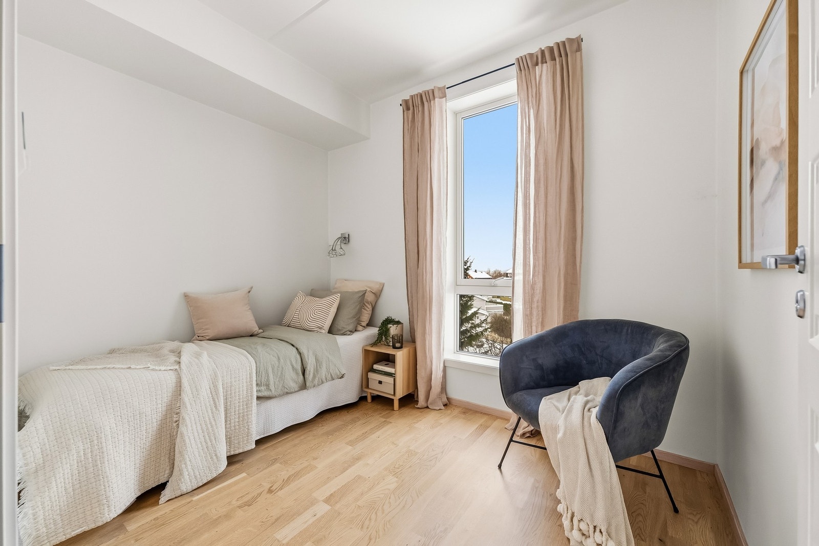 Lyst og praktisk soverom med gode møbleringsmuligheter. Egner seg godt som barnerom, gjesterom eller hjemmekontor. Galleribilde