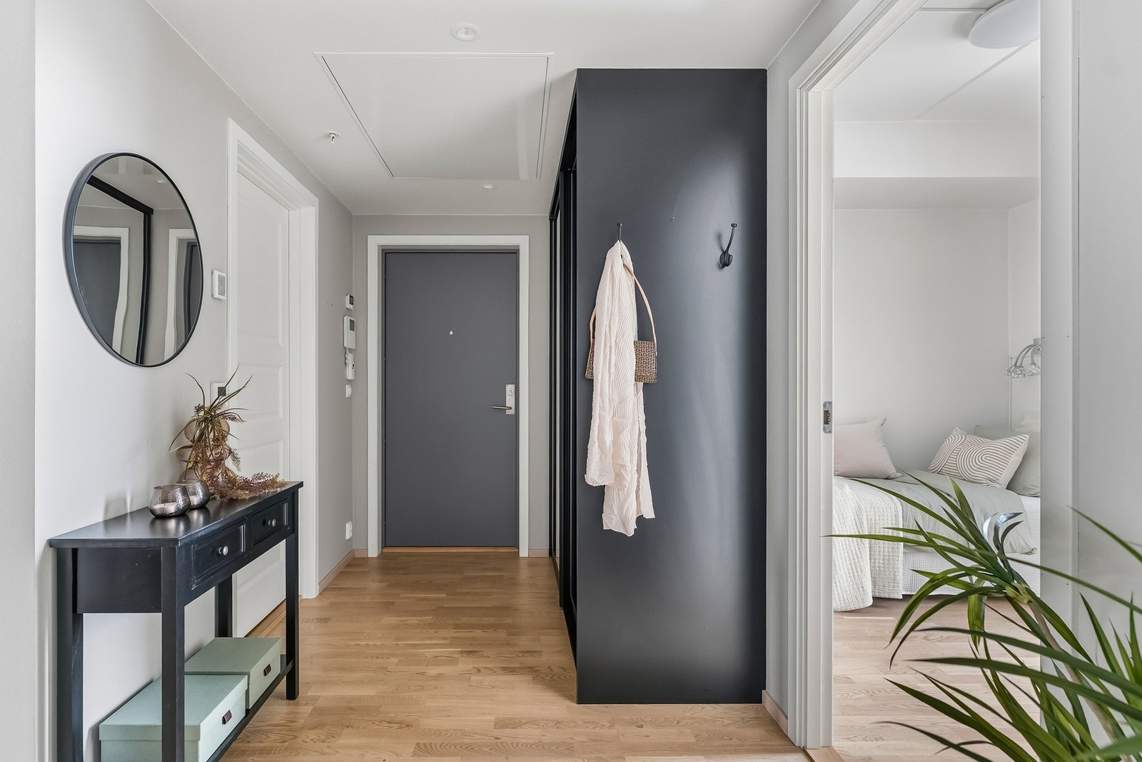 Innbydende entré med god plass til yttertøy og sko. Praktisk løsning som gir et ryddig førsteinntrykk. Galleribilde