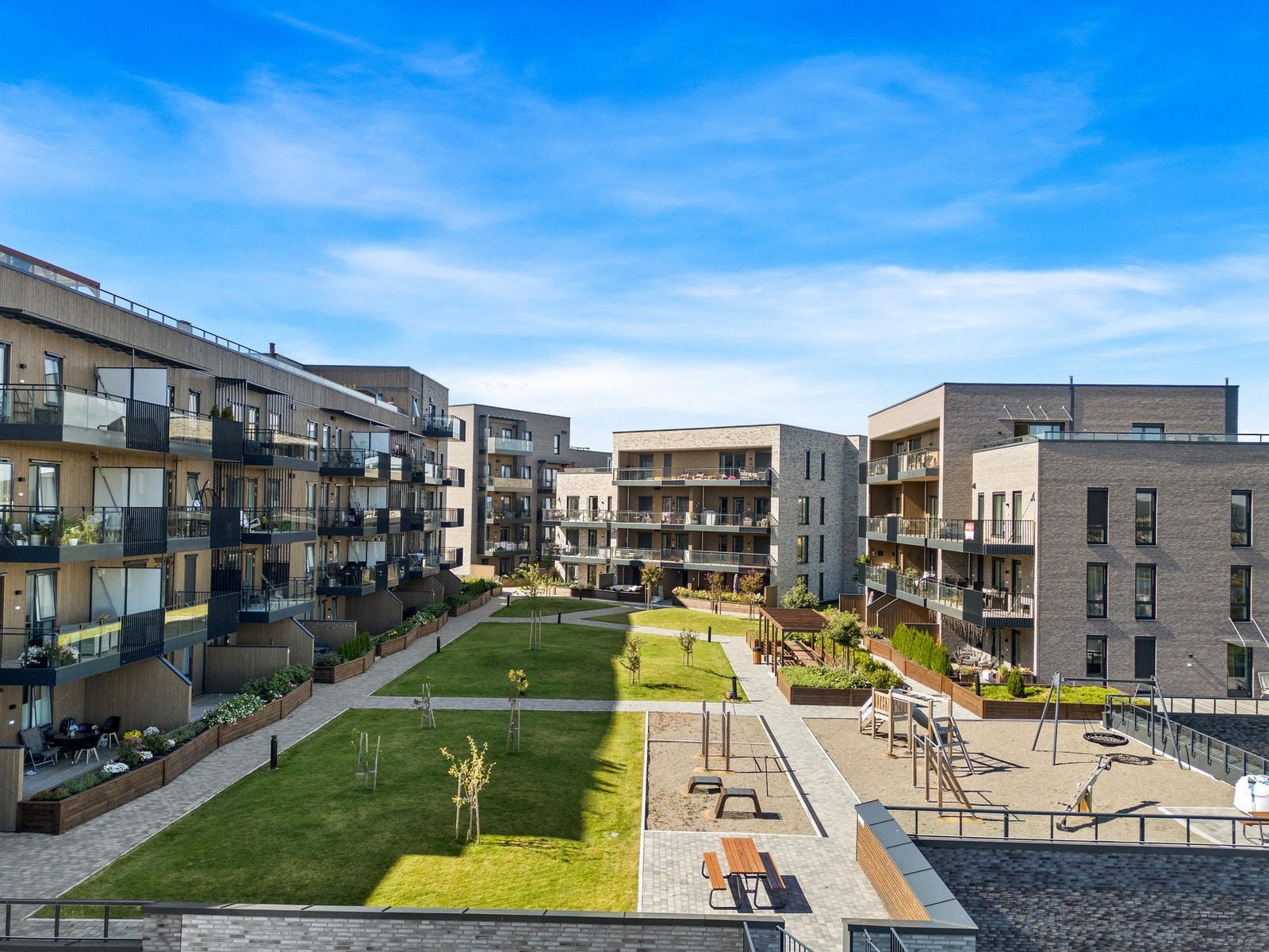 Opparbeidet og moderne fellesområde med grøntarealer, lekeplass og sitteplasser. Sameiet disponerer også felles takterrasse. Galleribilde