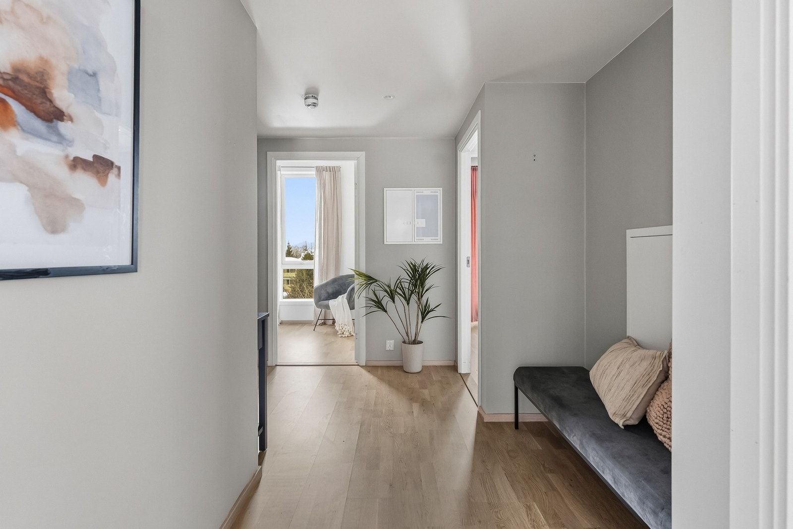 Indre gang som binder boligen naturlig sammen og gir enkel adkomst til soverom og bad. Det er gode muligheter for å etablere garderobeløsning eller ekstra oppbevaring etter behov. Galleribilde