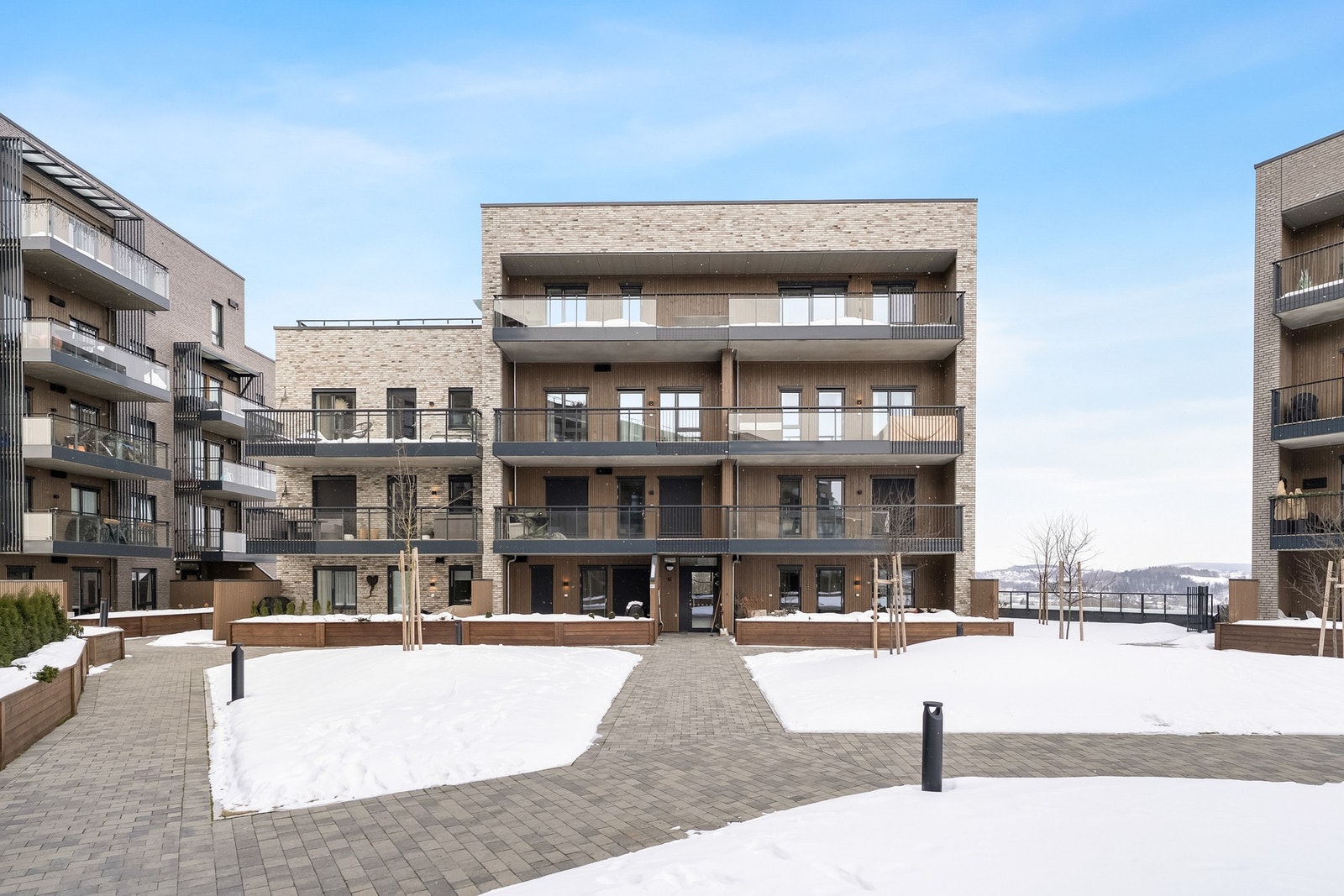 Boligen er en del av et veldrevet og økonomisk solid sameie med ordnede forhold og godt vedlikeholdte fellesarealer. Et trygt og sosialt bomiljø med fokus på trivsel for beboerne. Galleribilde