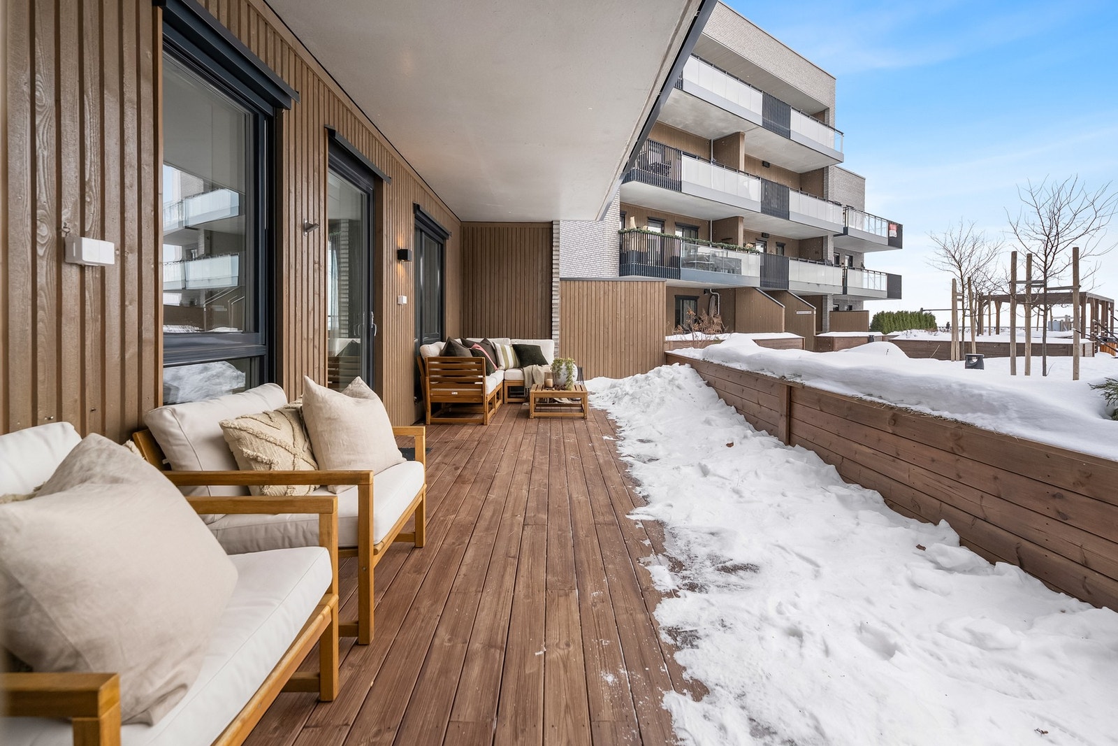 Sydvendt terrasse med gode solforhold og mulighet for egen inngang. Boligen ligger i et sosialt og veldrevet sameie med hyggelig bomiljø. Galleribilde