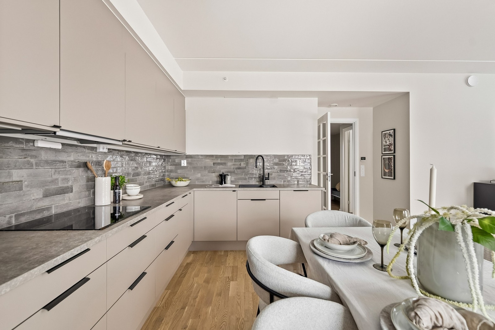 En gjennomført og romslig bolig med smart planløsning og høy bokomfort. Her får du tre gode soverom, to delikate bad og en åpen stue- og kjøkkenløsning som skaper et naturlig samlingspunkt i hjemmet. I tillegg byr boligen på både terrasse og balkong med f Galleribilde