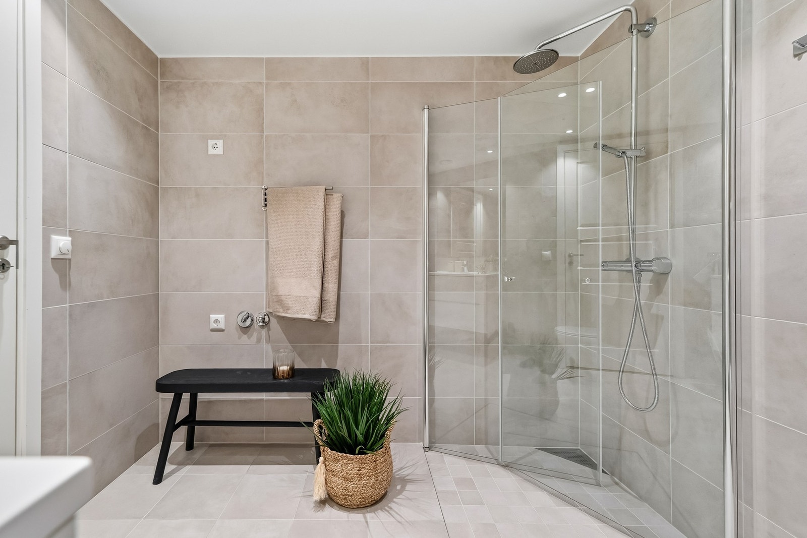 Bad fra 2023 med behagelig gulvvarme og praktisk opplegg for vaskemaskin og tørketrommel. Galleribilde