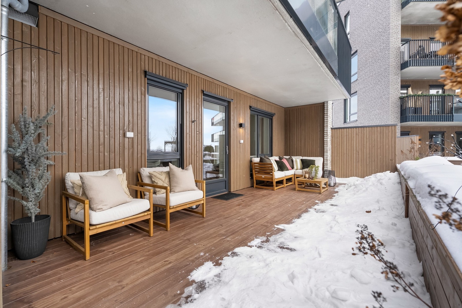 Fra stuen er det direkte utgang til en romslig og solrik terrasse med gode møbleringsmuligheter. Her er det plass til både sittegruppe og grill. Galleribilde