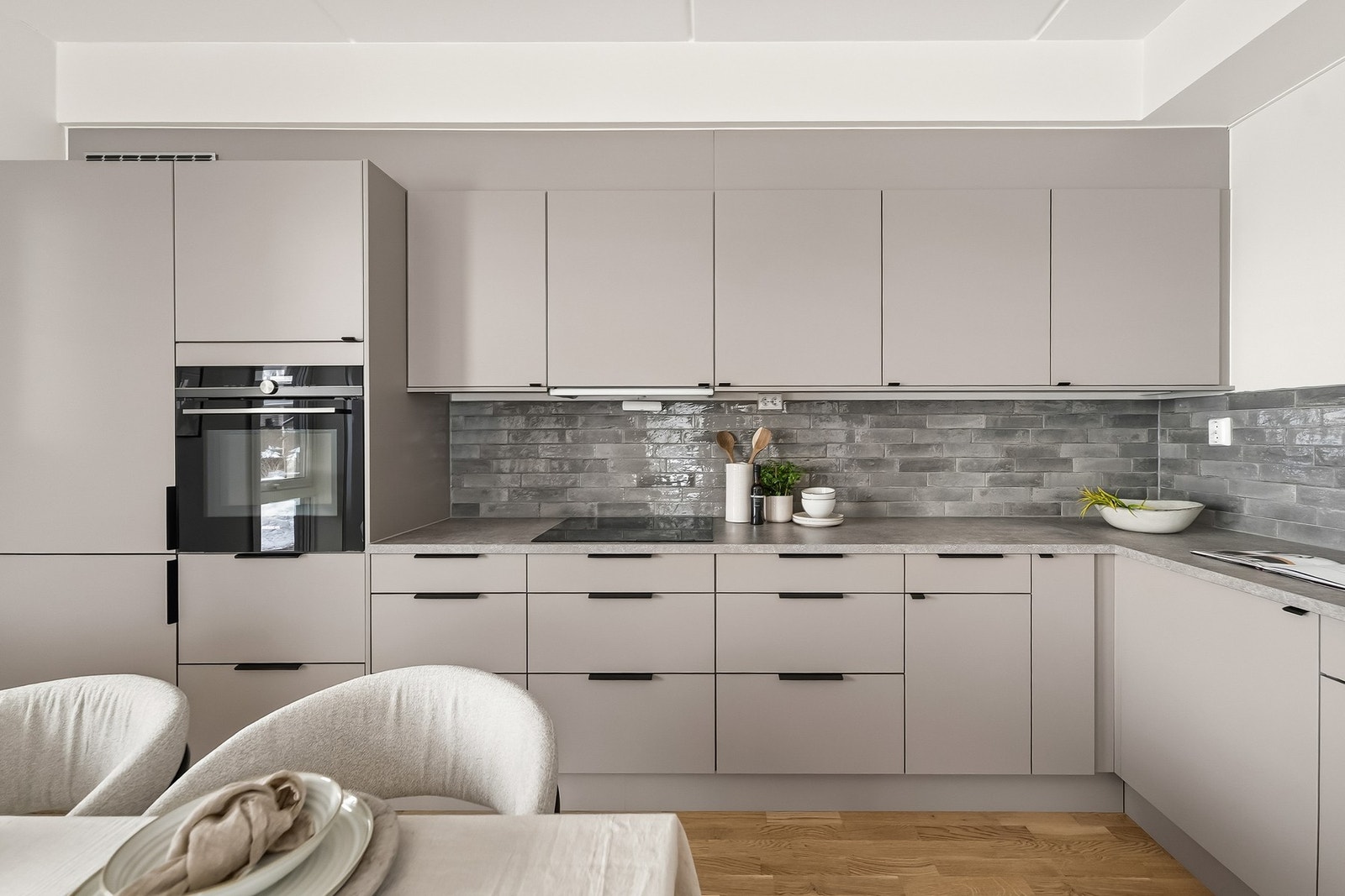 Kvalitetskjøkken fra Sigdal med integrerte Siemens-hvitevarer og praktisk planløsning. Rikelig med skapplass og gode arbeidsflater Galleribilde