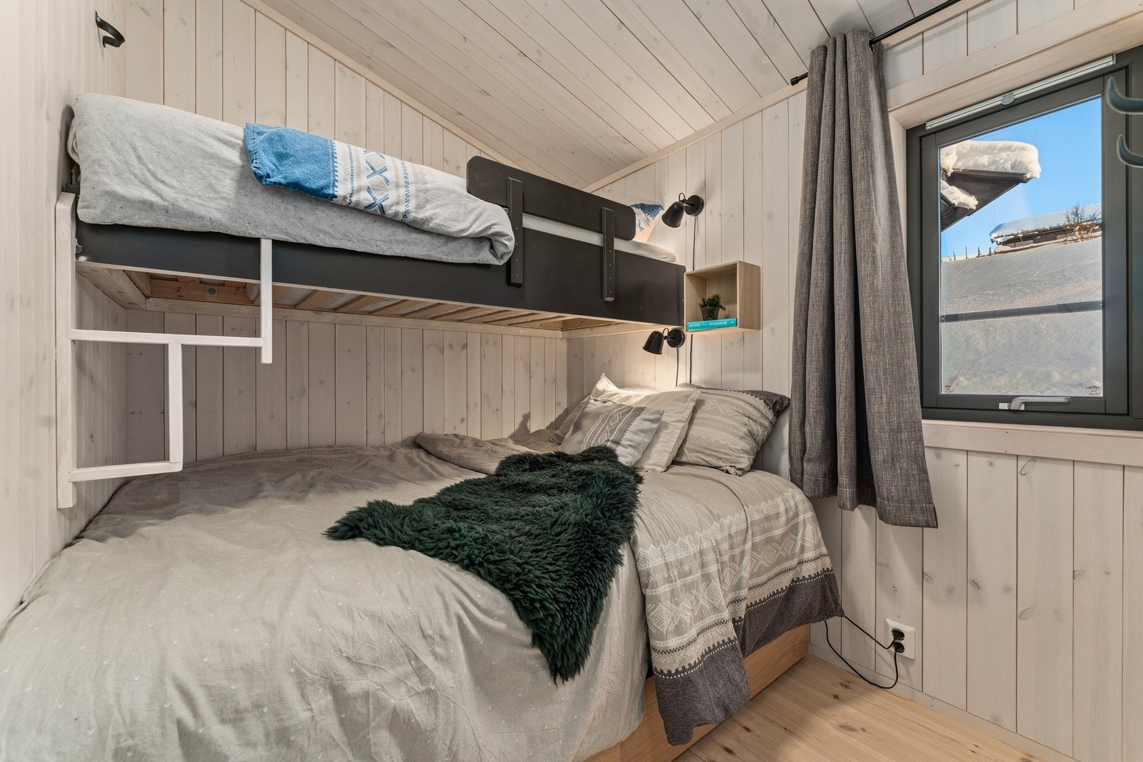 De to øvrige soverommene er innredet med familiekøye, eller sovesofa med køyeseng over, noe som gir god sengekapasitet og gjør hytta ideell for både familie og gjester. Galleribilde