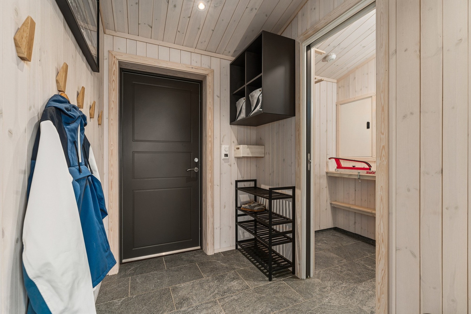 Entréen er romslig og innbydende med god plass til skohylle og oppbevaring av yttertøy og sko. Flislagt gulv med varmekabler gir en behagelig start etter kalde dager ute. Galleribilde