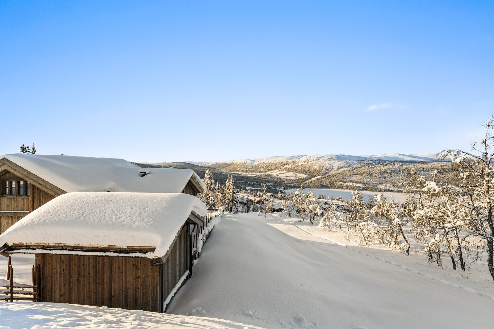 Fra hytta kan du nyte en praktfull utsikt mot Blåbærfjell, Gålåvatnet, Valsfjell, Ruten, Jotunheimen og Feforkampen. Galleribilde