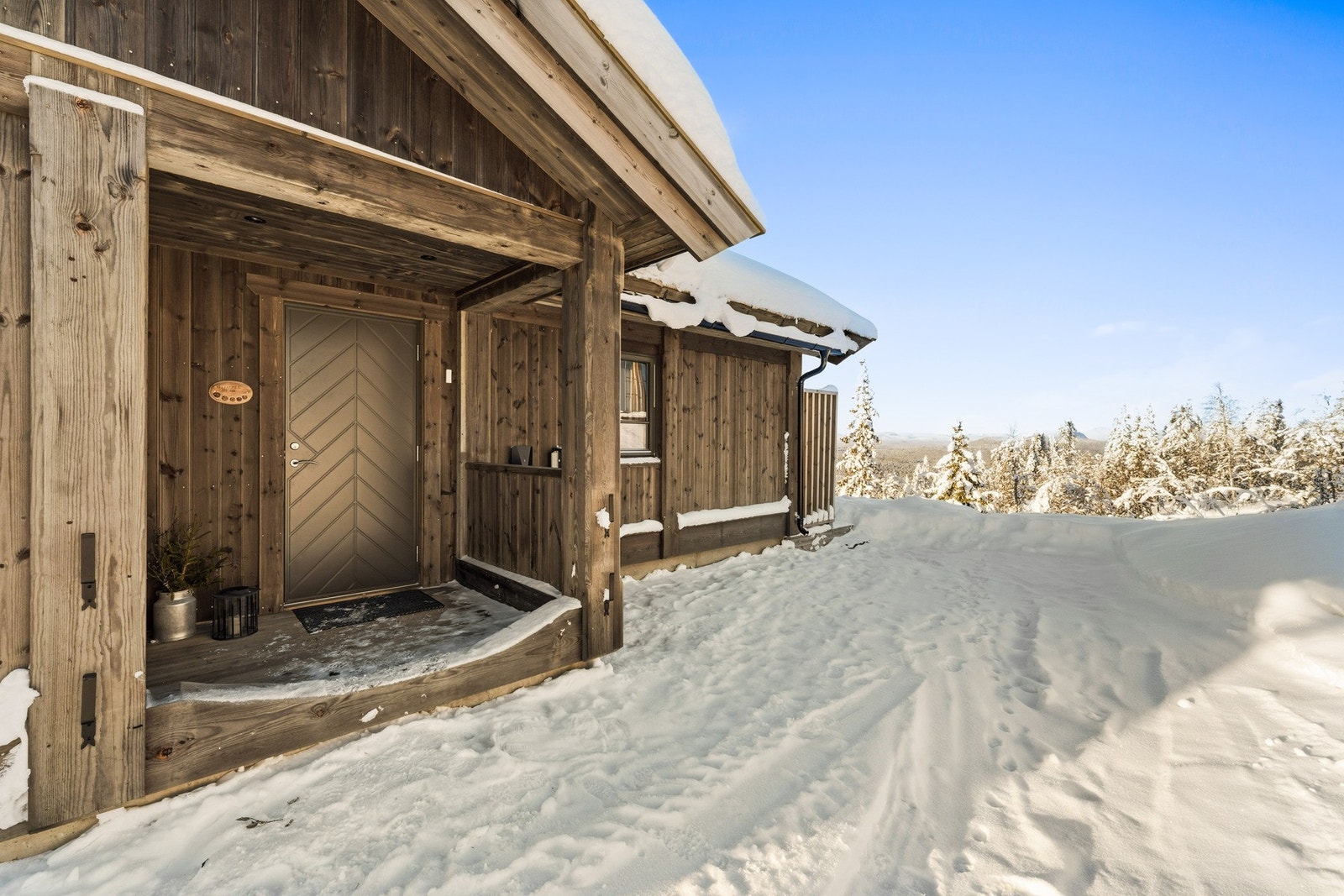 Innbydende, overbygd inngangsparti. Galleribilde