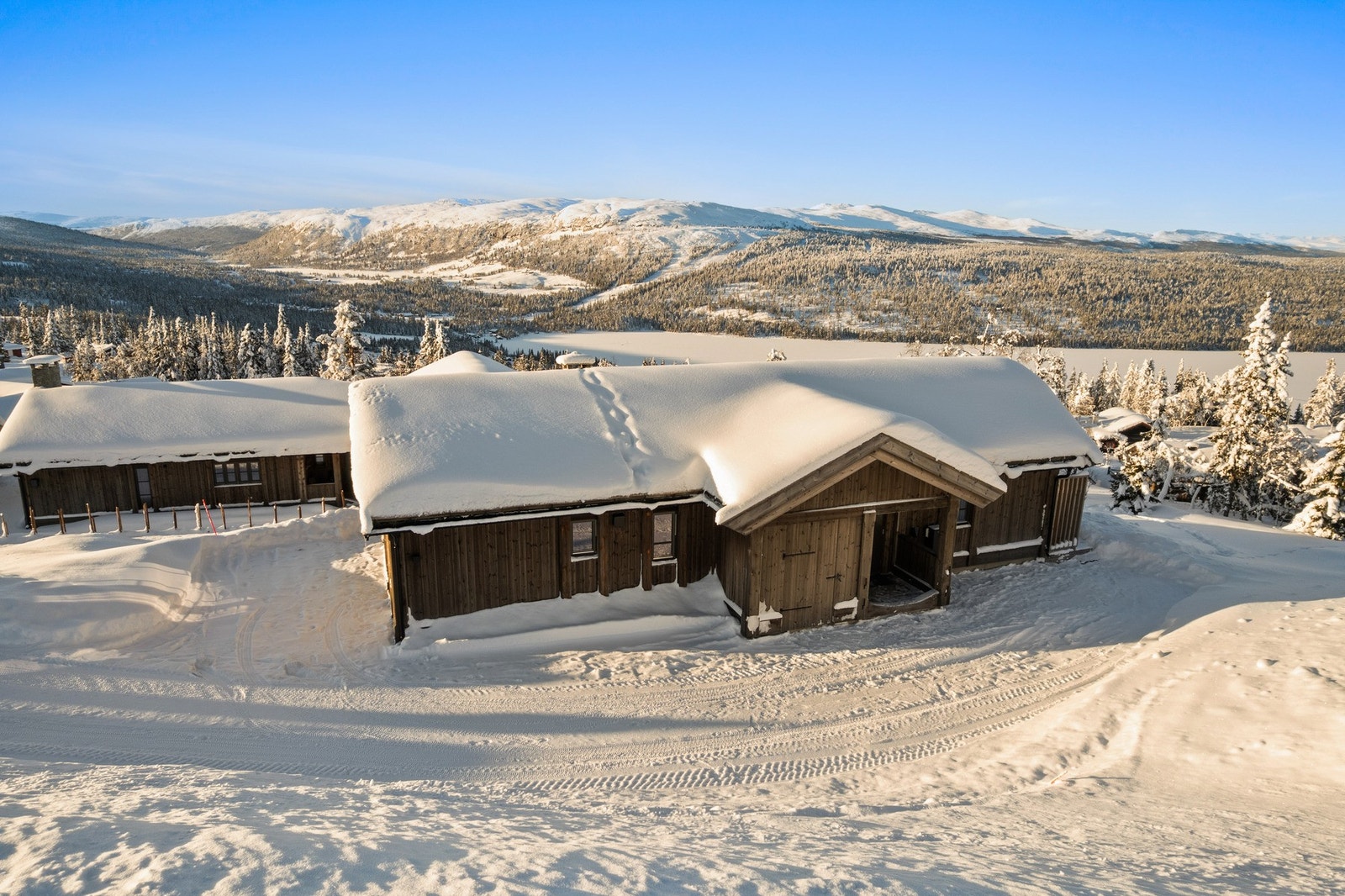 Hytta ligger høyt og fritt til på Gålå, med panoramautsikt mot majestetiske fjell og det speilblanke Gålåvatnet. Galleribilde