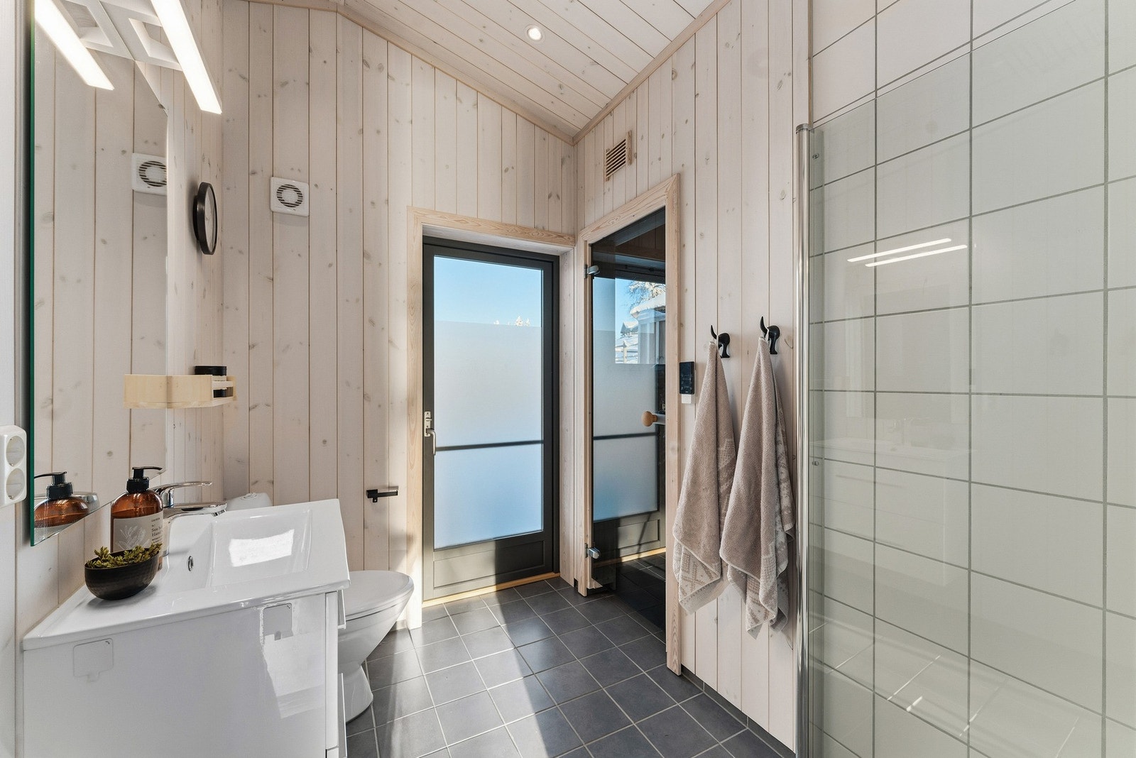 Hytta har to bad, hvor begge er utstyrt med servant, toalett og dusjhjørne med dusjvegger, og elektrisk styrt vifte sørger for et godt inneklima. Galleribilde
