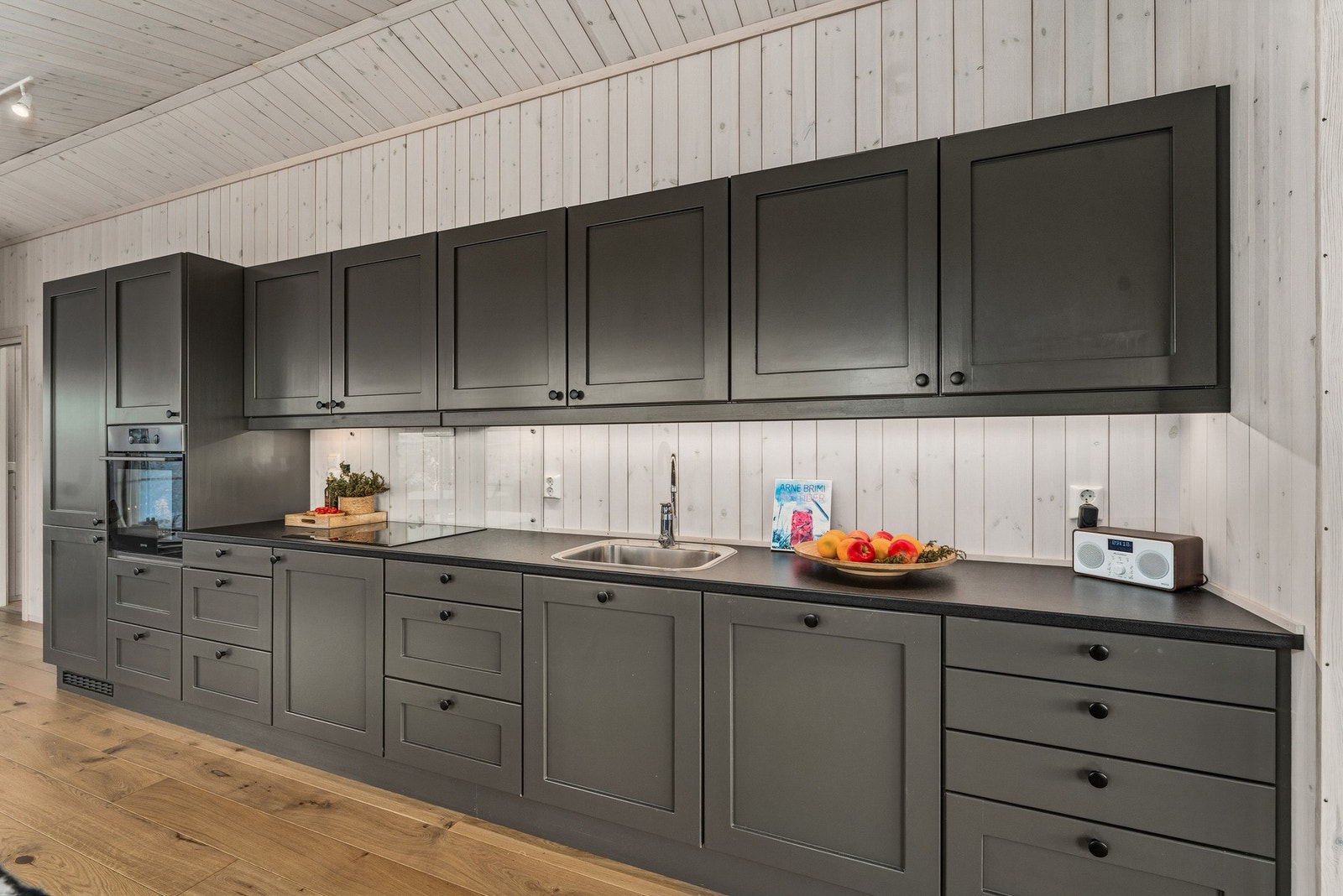 Kjøkkenet er godt utstyrt med kjøl/fryseskap, oppvaskmaskin, komfyr, induksjonstopp, vannstoppsystem og komfyrvakt. Samtlige hvitevarer på kjøkken medfølger. Galleribilde