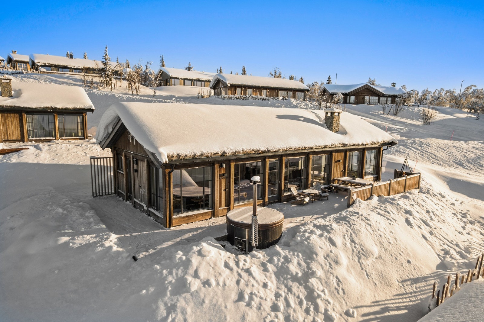 PrivatMegleren Lillehammer v/Pernille Enger Lunn har gleden av å presentere Bøygen 64 - en moderne og gjennomført fjellhytte med god standard, fantastisk utsikt og ekte ski inn/ski ut beliggenhet på Gålå!
Foto: Nilsson Cinematics. Galleribilde