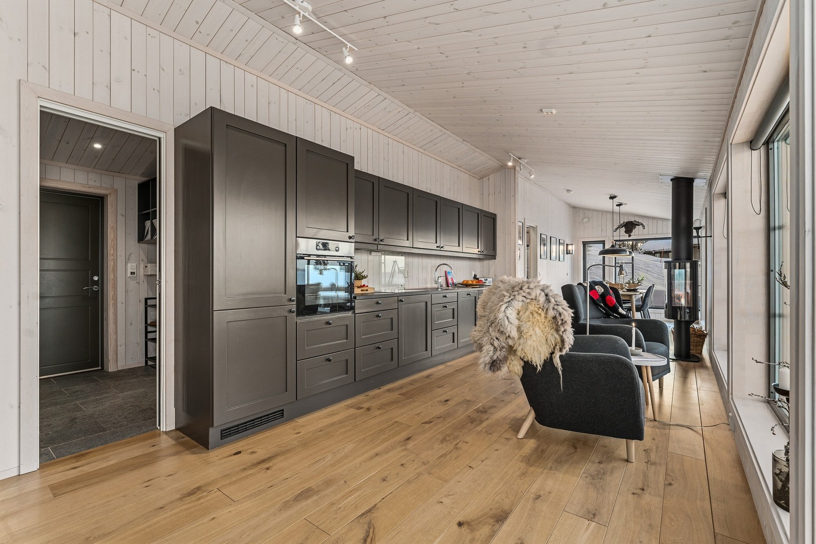 I midten av rommet finner du et lekkert heltrekjøkken fra lokal leverandør, med profilerte fronter og laminat benkeplate. Galleribilde