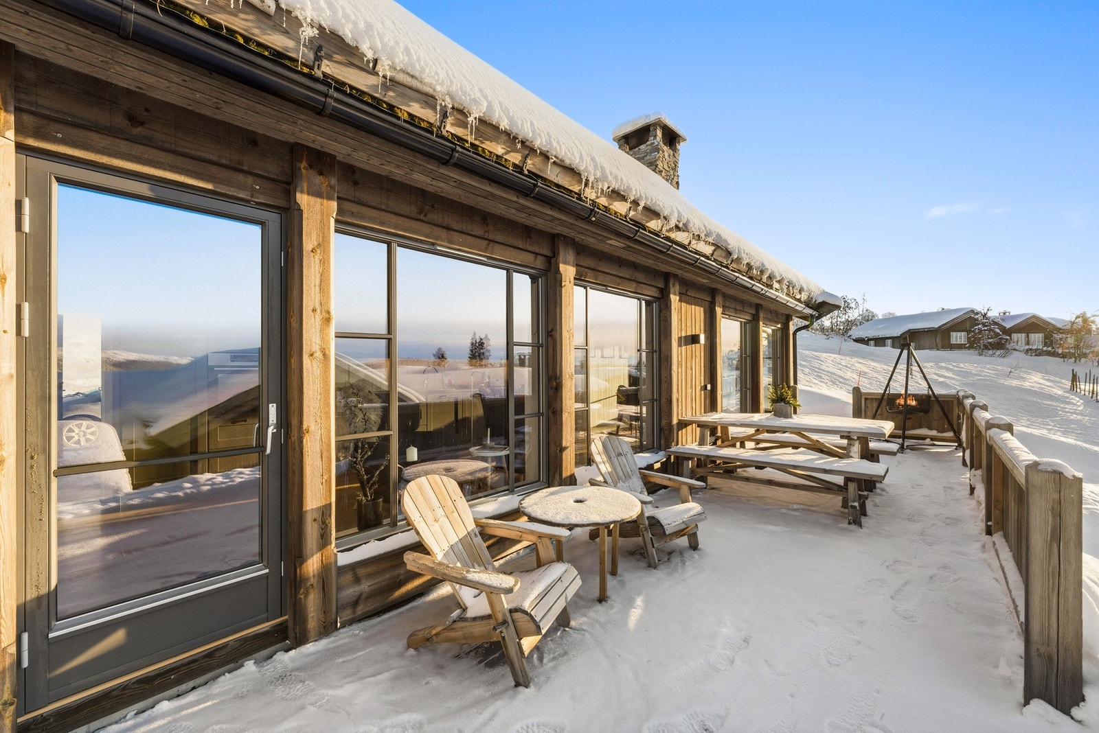 Fra stue og kjøkken er det utgang til en herlig, sørvendt terrasse på ca. 50 kvm. Terrassen har svært gode solforhold gjennom hele dagen, både sommer og vinter, og rikelig med plass til utemøblement og sosiale soner. Galleribilde