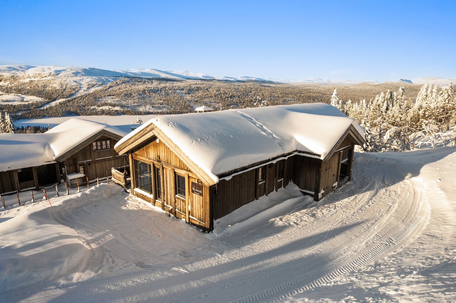 Det er god plass til parkering for ca. 6 biler på egen tomt. Det er montert en Easee-elbillader på yttervegg ved inngangsparti. Galleribilde