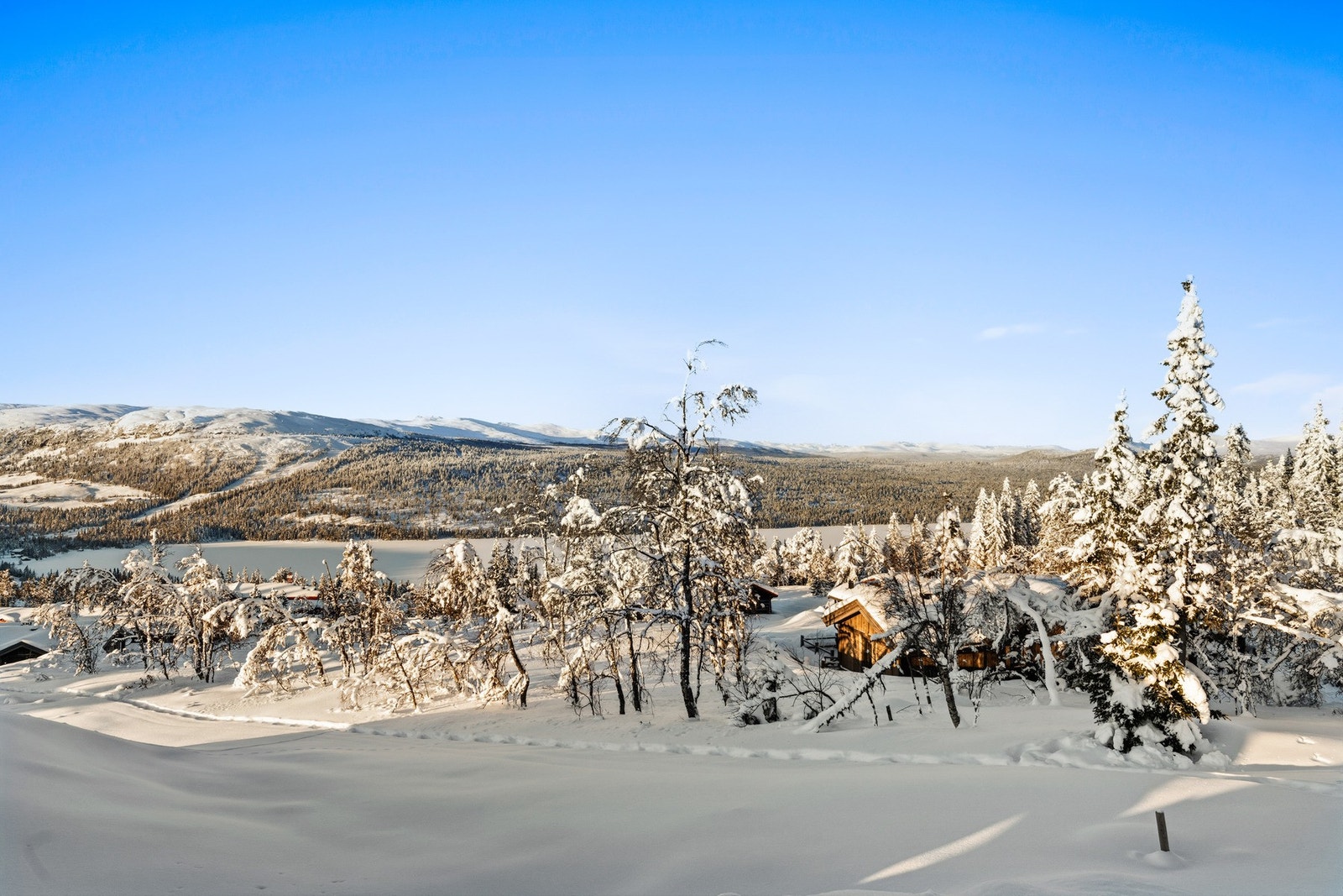 Etter en lang skidag finnes det knapt noe bedre enn å fyre opp stampen og lene seg tilbake under stjernehimmelen - kanskje med nordlyset som bakteppe. Galleribilde