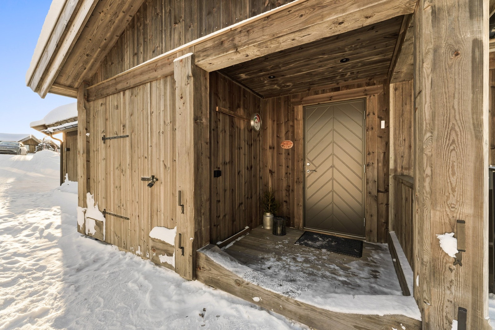 Praktisk utvendig bod på ca. 3 kvm gir god plass til snøfreser, akebrett, alpinski og langrennski - en smart og nødvendig løsning for fjellivet. Galleribilde