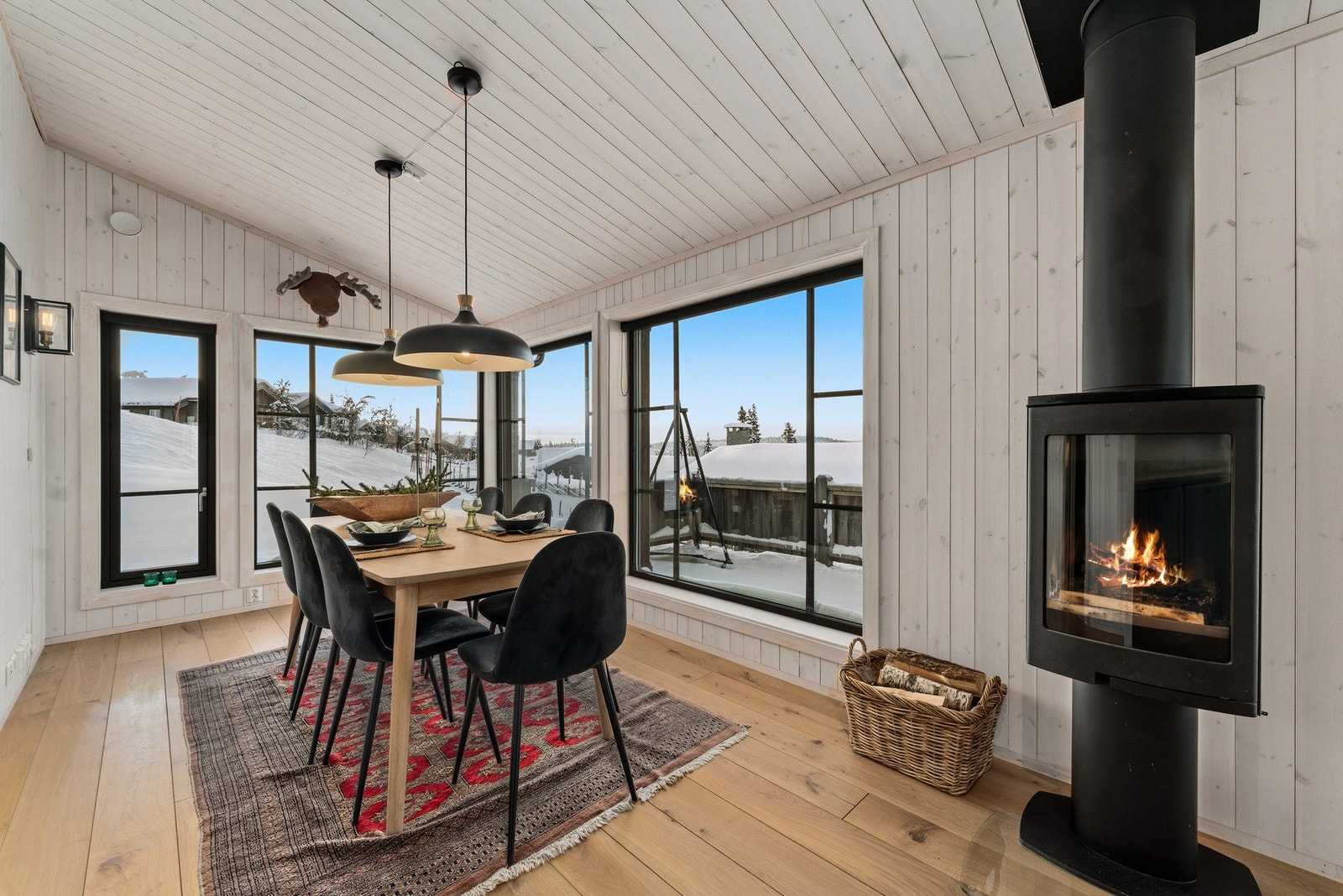 Her er det gode møbleringsmuligheter med plass til spisebord med sitteplass til flere gjester - perfekt for lange, hyggelige måltider på fjellet. Galleribilde