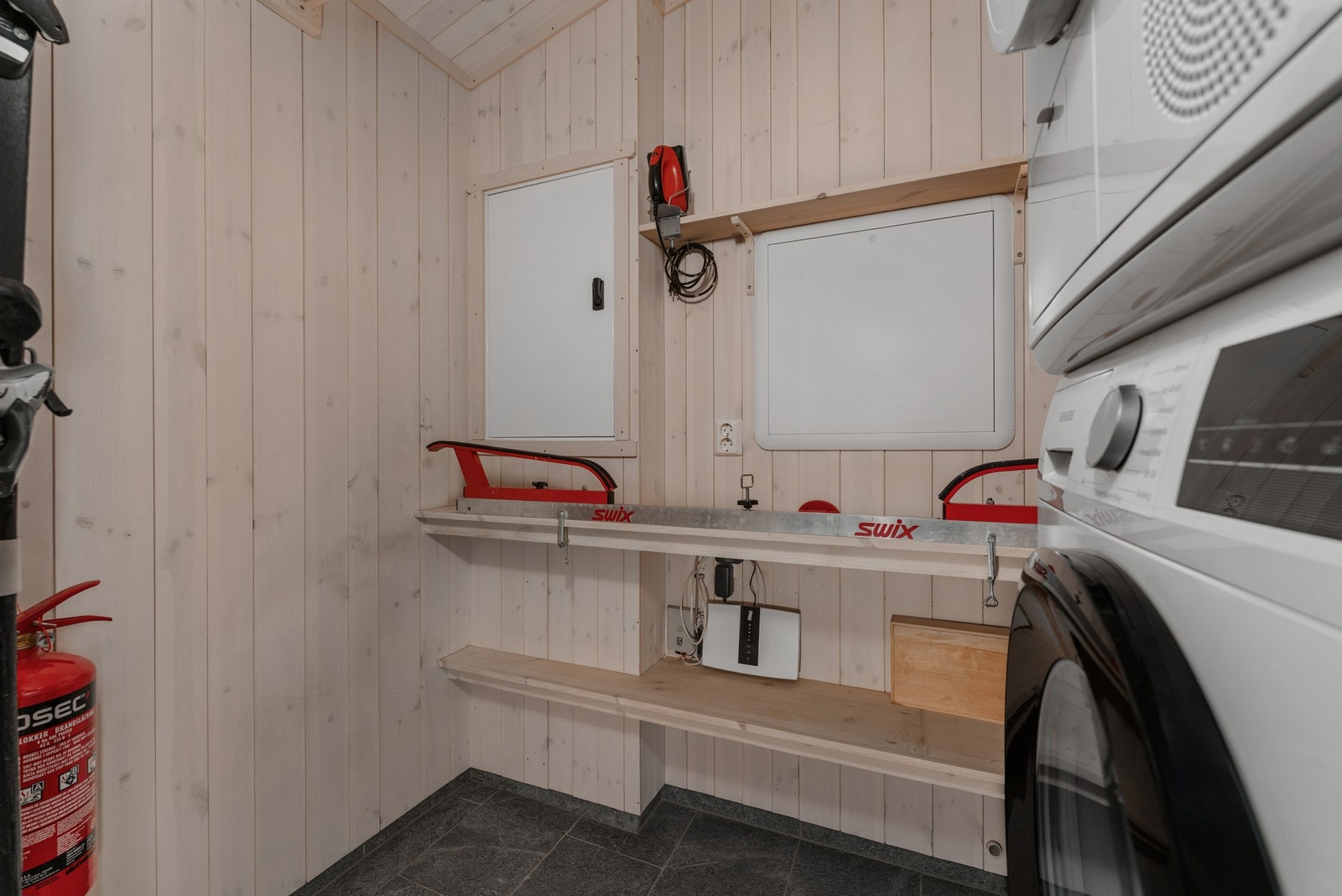 I tilknytning til entréen ligger et svært praktisk rom som kombinerer vaskerom, teknisk rom og bod. Galleribilde