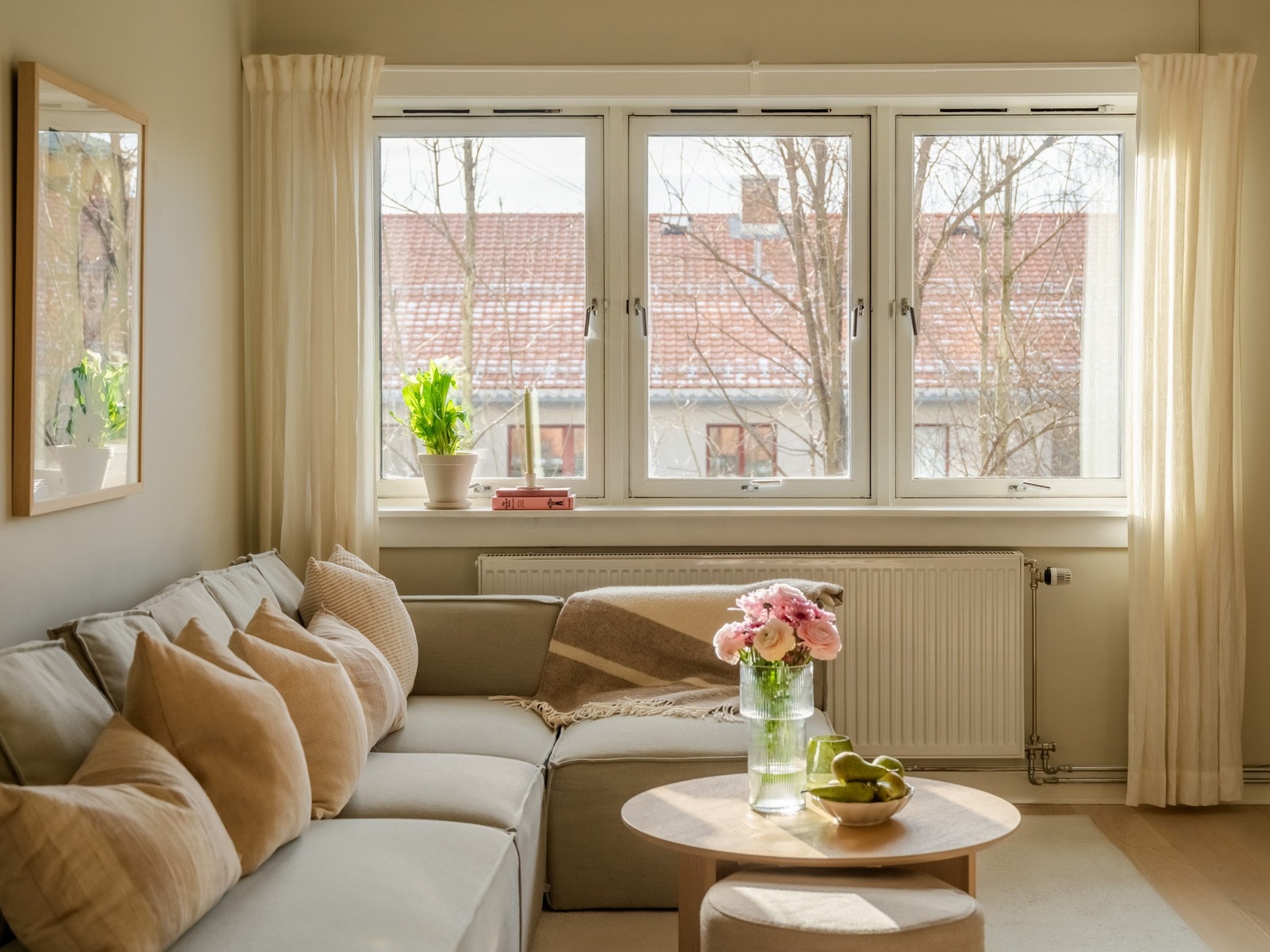 Her bor du fint til i byggets høye første etasje. Ettersom det ligger på en liten høyde, er det svært lite innsyn. Galleribilde