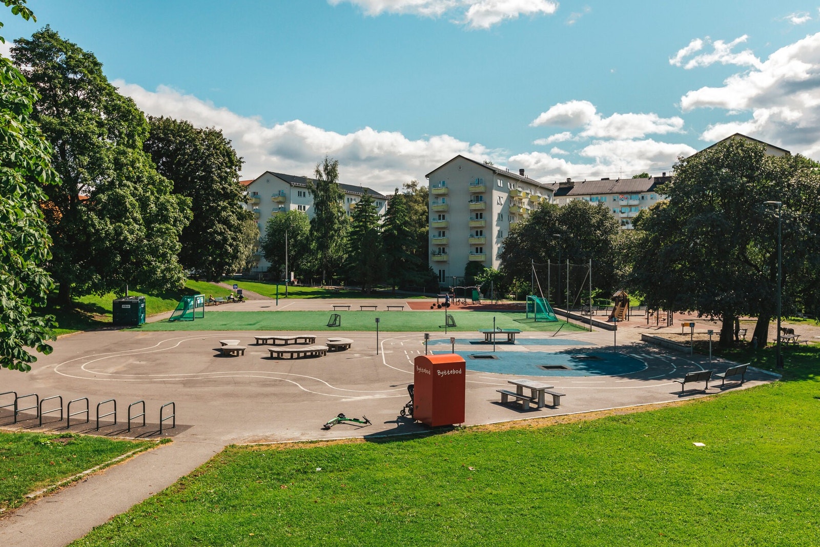 Rett nedenfor borettslaget finner vi Iladalen park, som er en av mange grønne lunger. Galleribilde