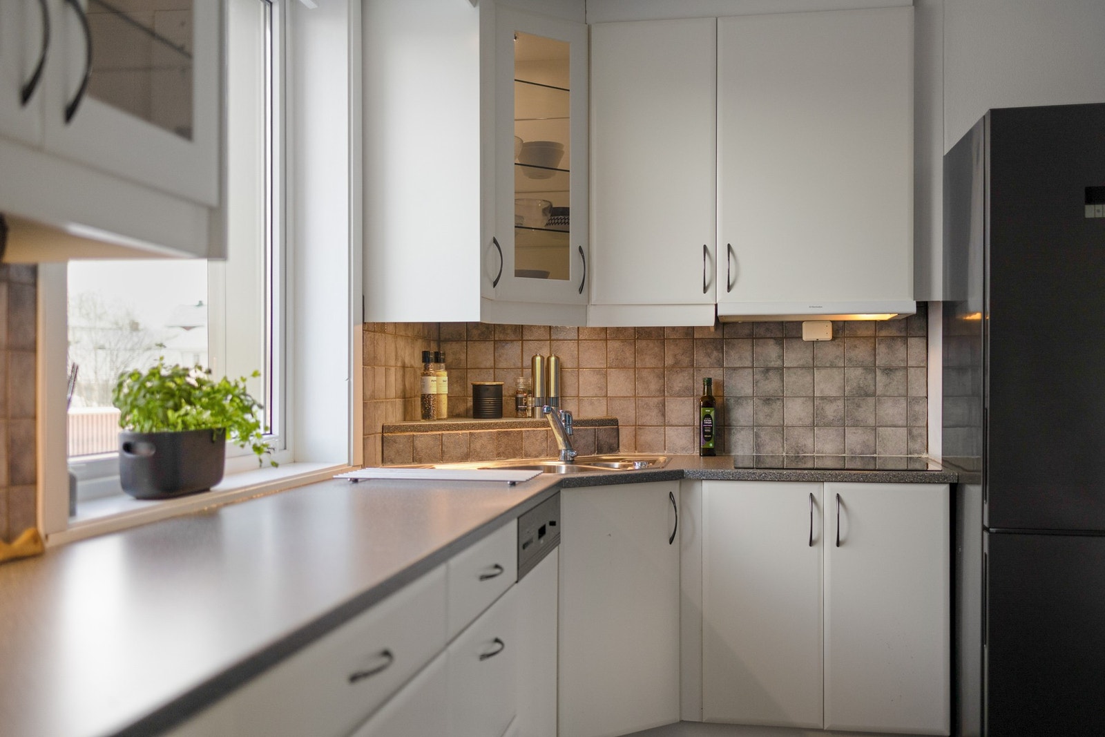 Svært god skap- og benkeplass Galleribilde