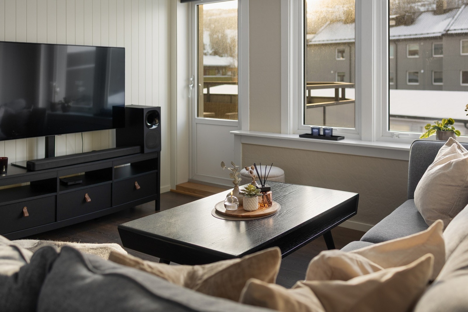 Fra stuen er det utgang til balkong Galleribilde