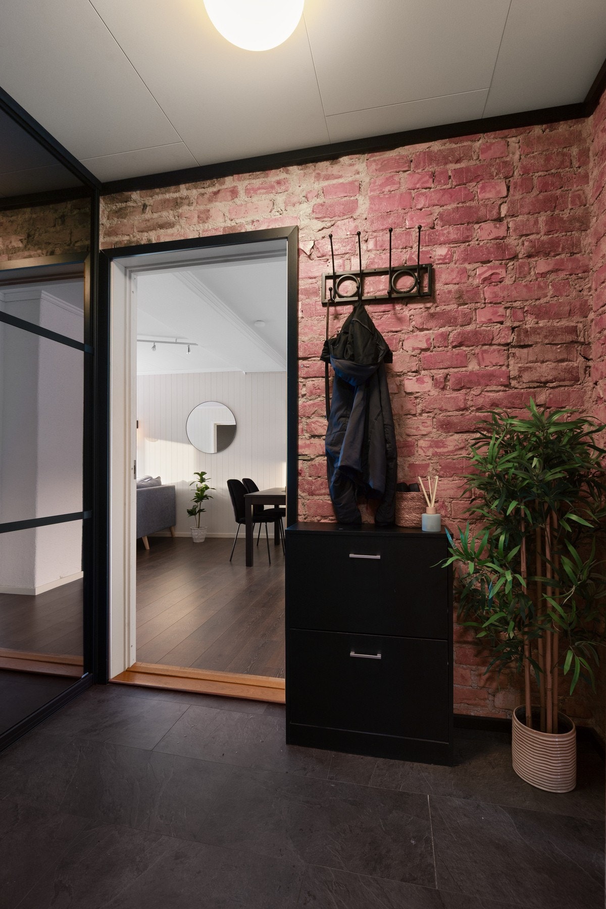 Velkommen inn! Her er det satt inn en flott skyvedørsgarderobe i gangen Galleribilde