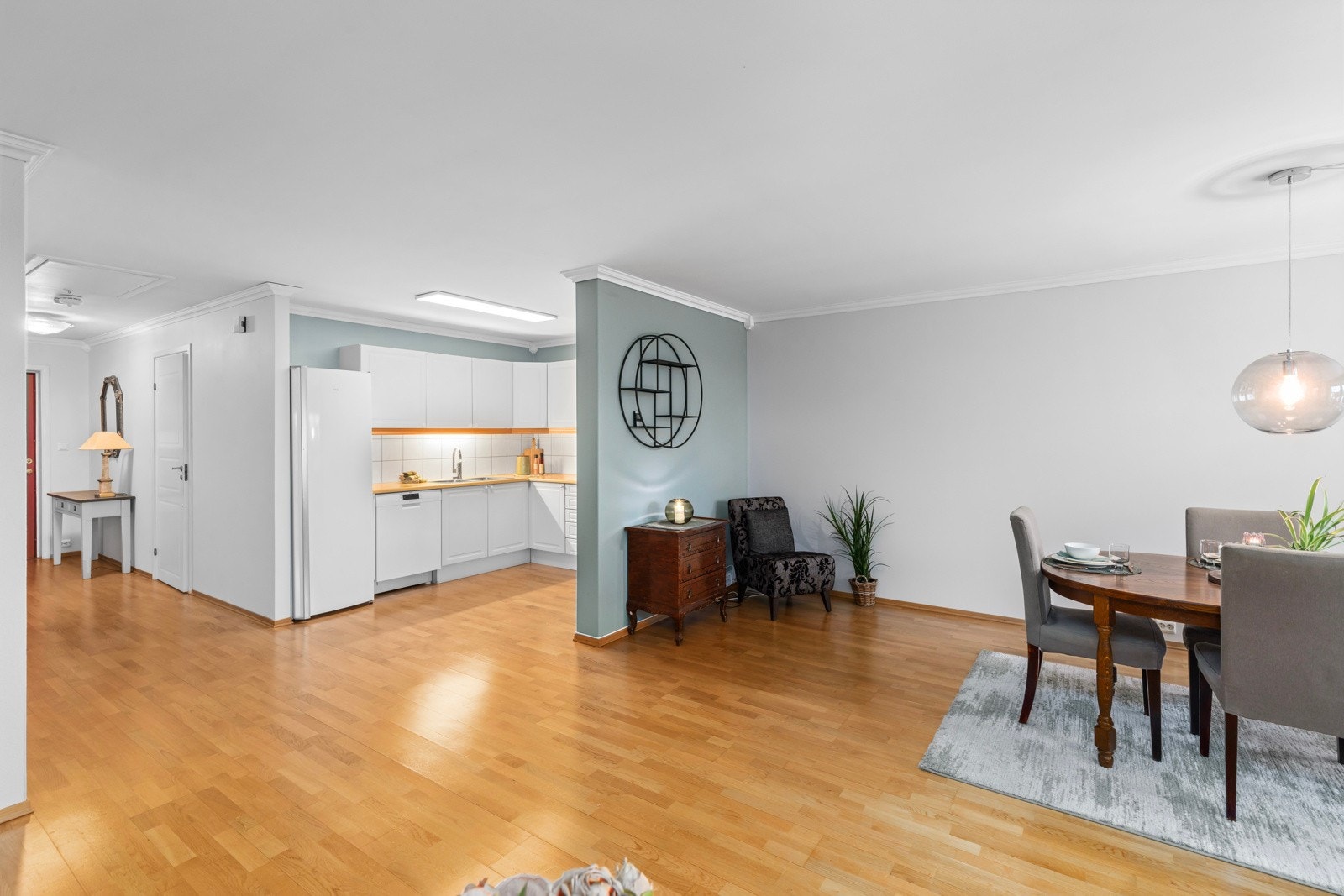 Kjøkkenet ligger delvis skjermet fra stuen Galleribilde