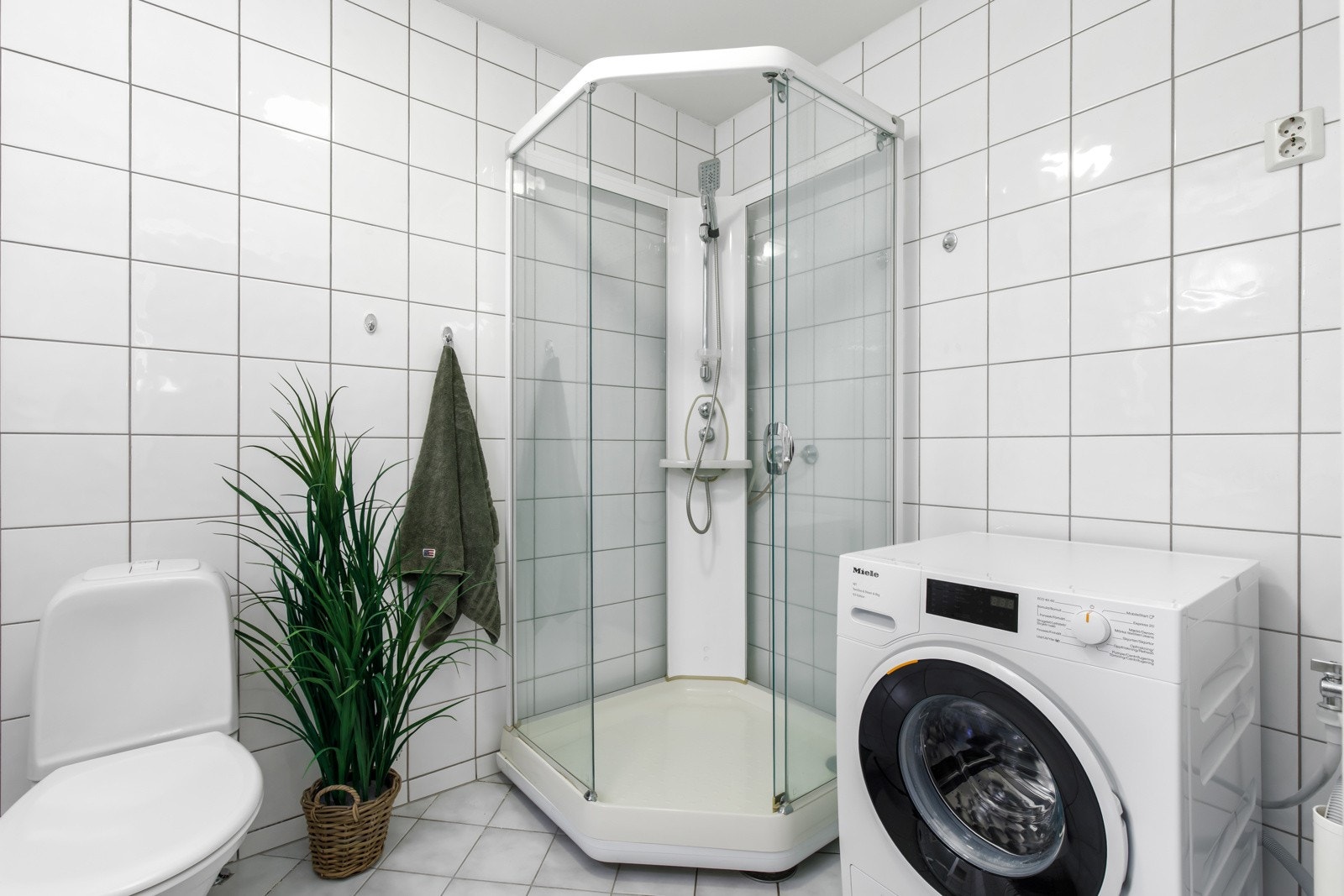 Her er det også montert dusjkabinett og opplegg til vaskemaskin Galleribilde