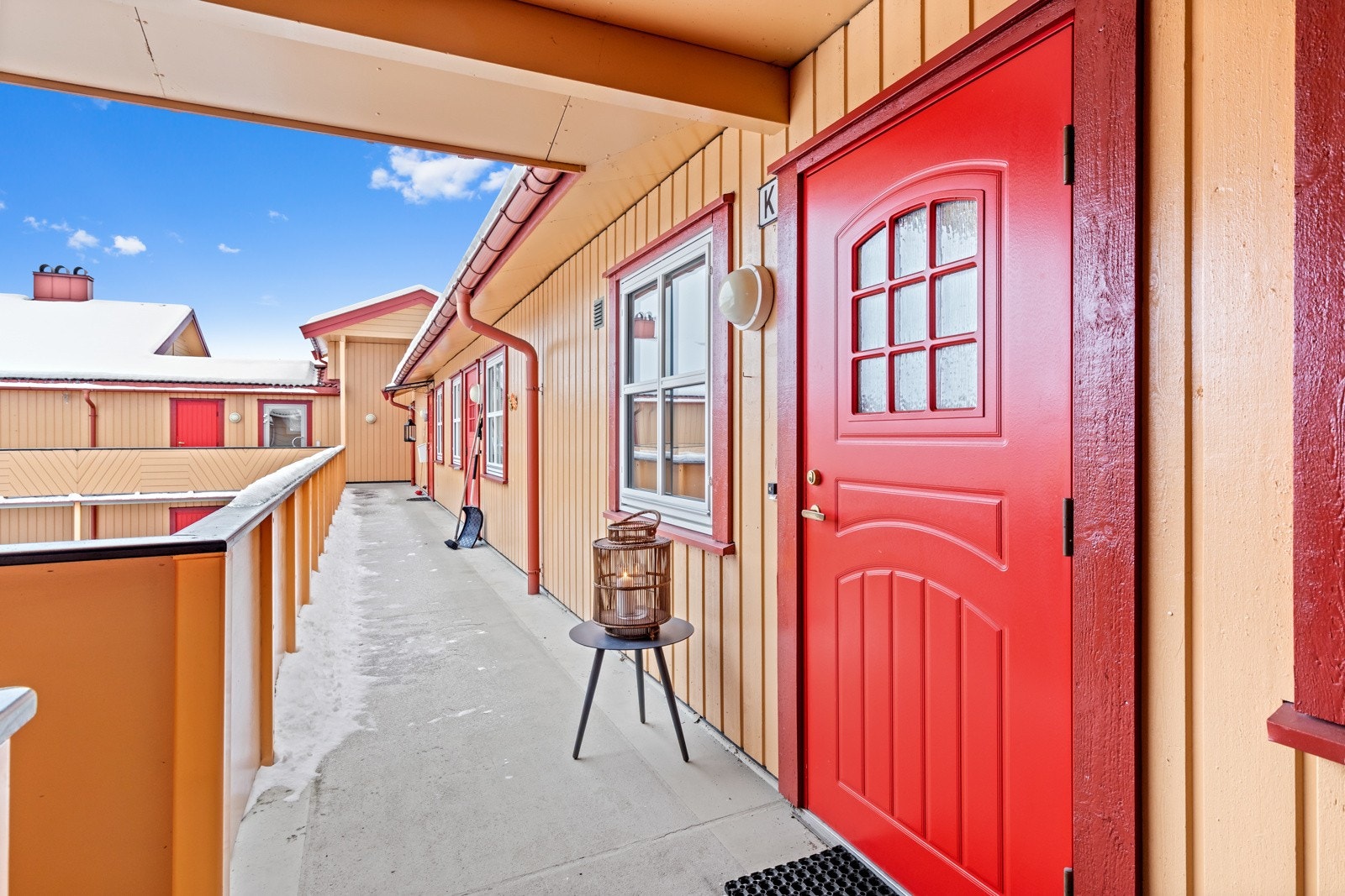 Inngangspartiet ligger delvis skjermet under tak. Galleribilde