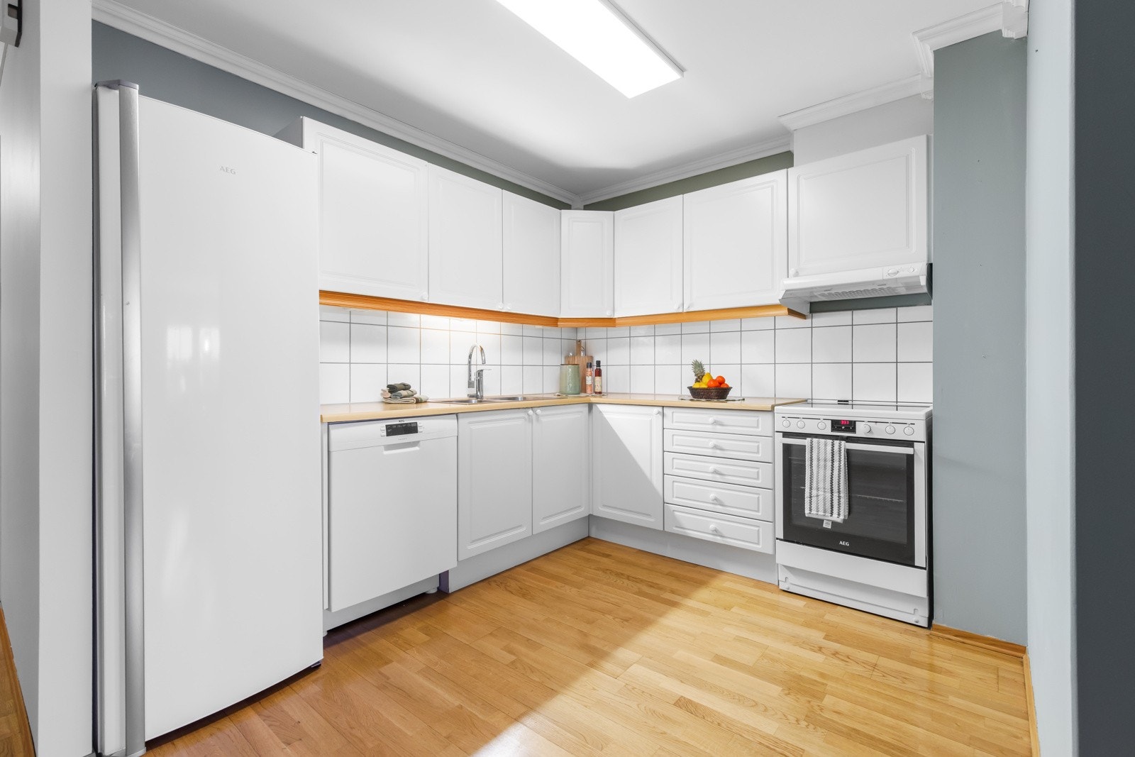 Innredning med hvite, glatte fronter Galleribilde