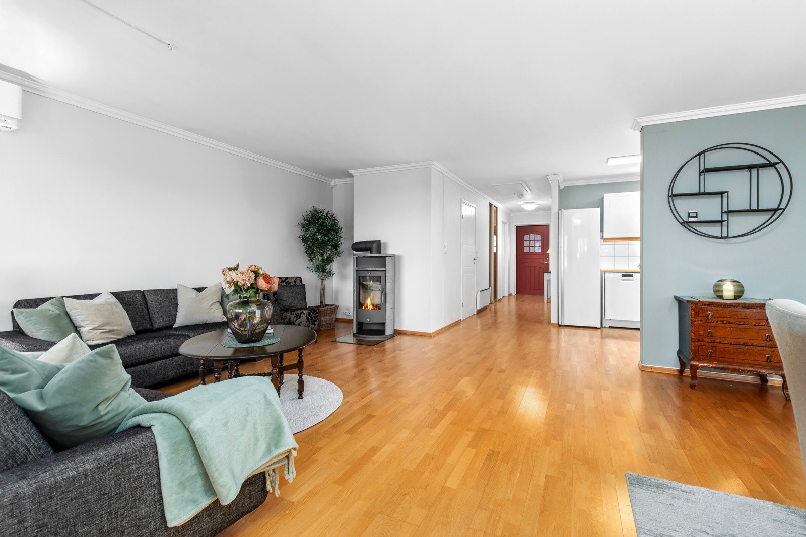 Lys og trivelig stie med peisovn Galleribilde