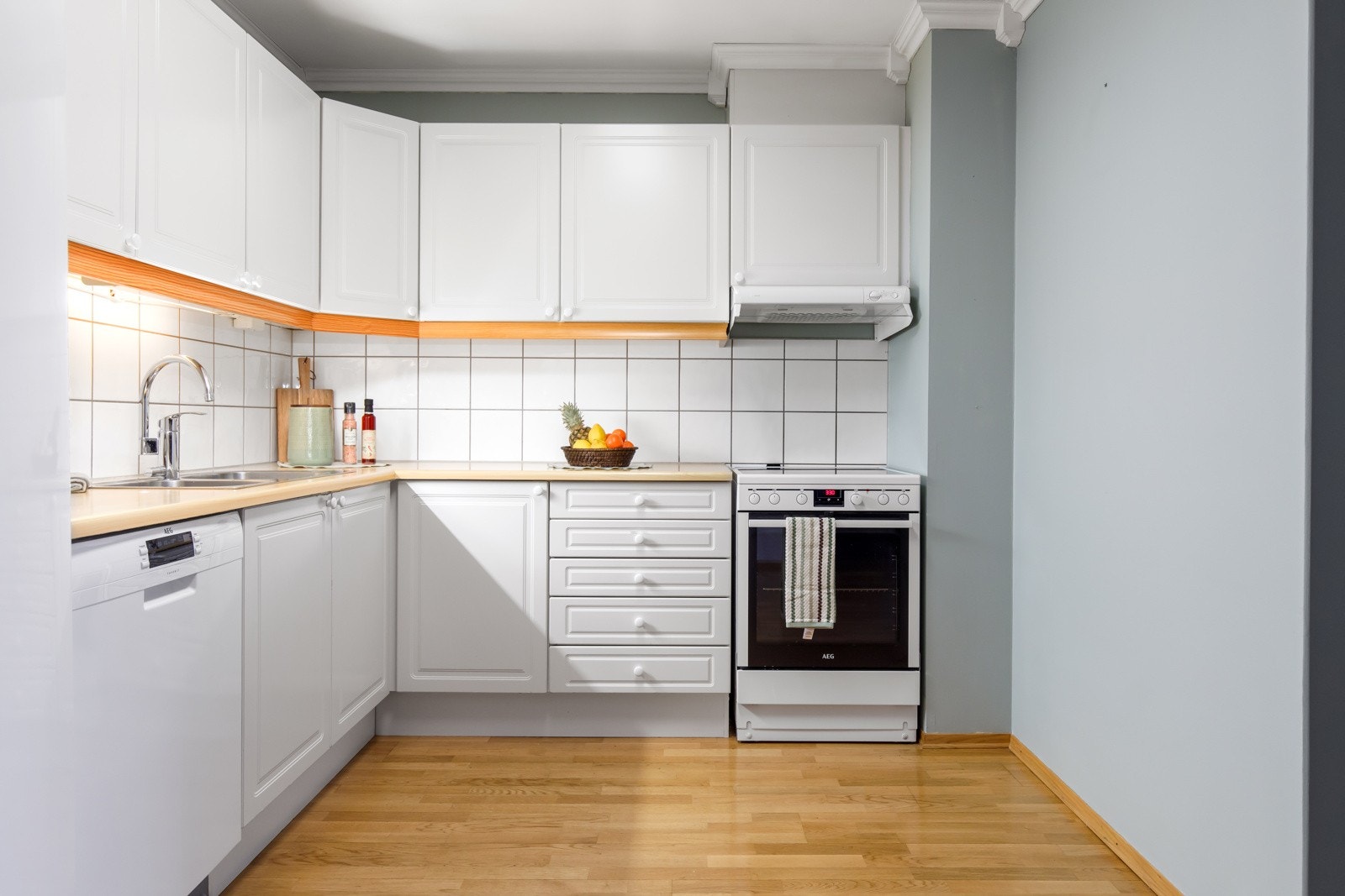 Kjøkken med god skap- og benkeplass Galleribilde