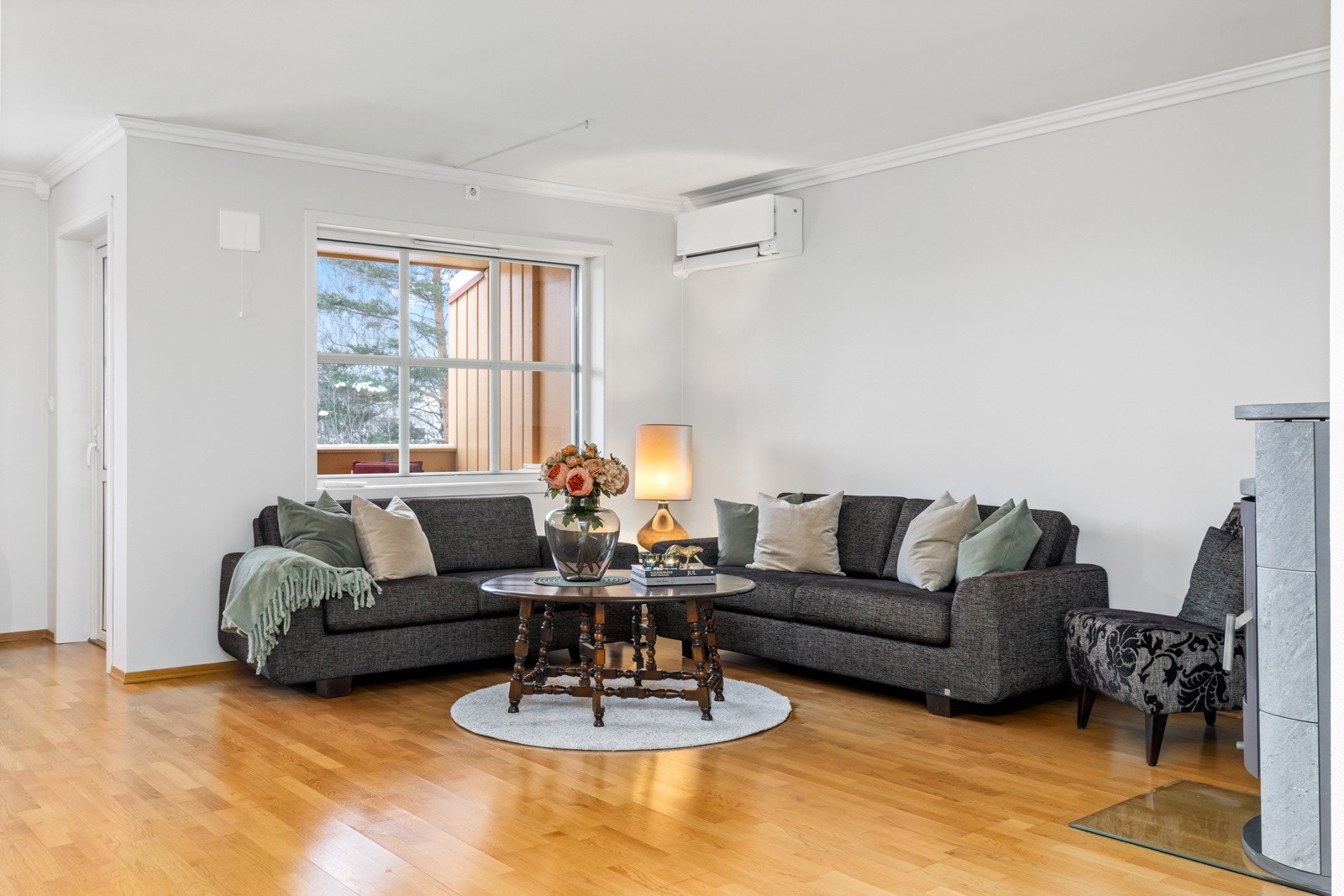 Her er det god plass til sofagruppe Galleribilde