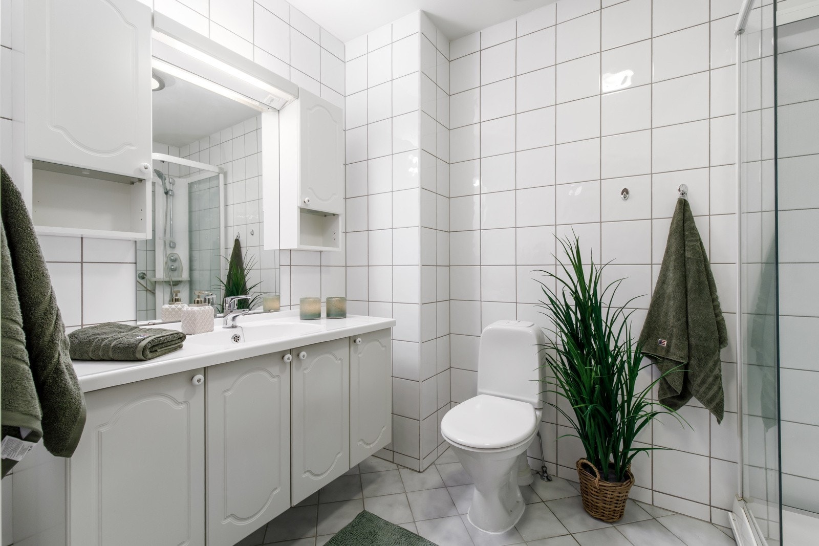 Pent, flislagt bad. Innredning med servant og wc Galleribilde