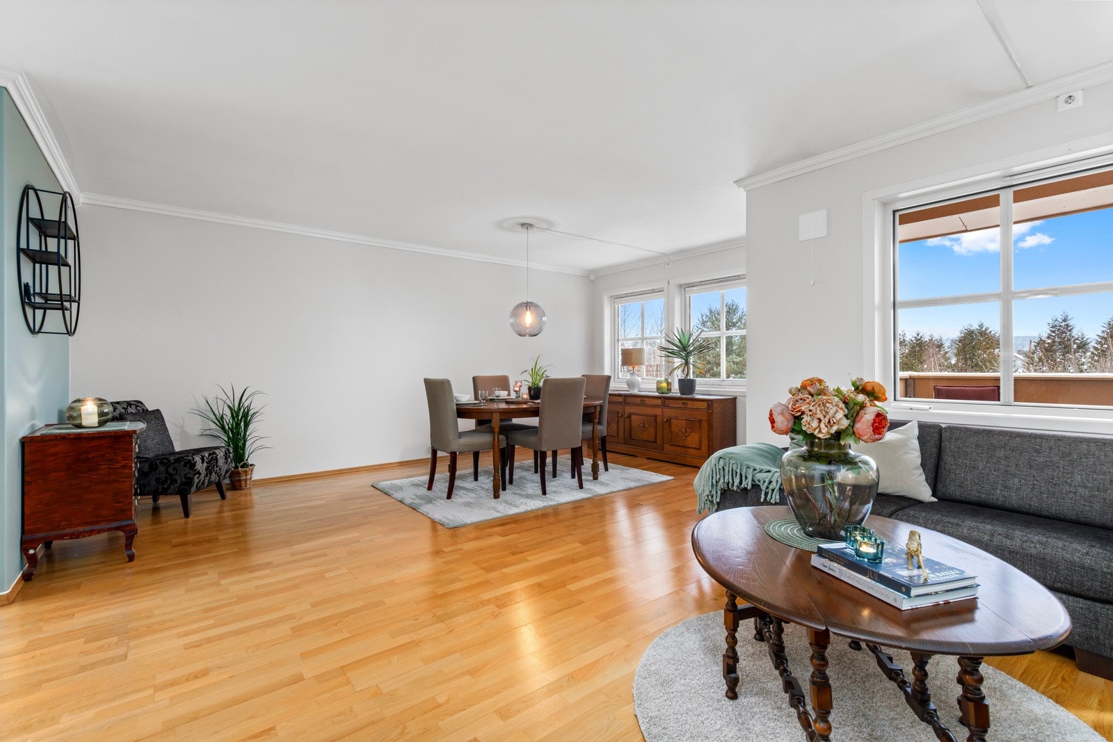 Sofagruppe med spisestue i bakgrunn Galleribilde