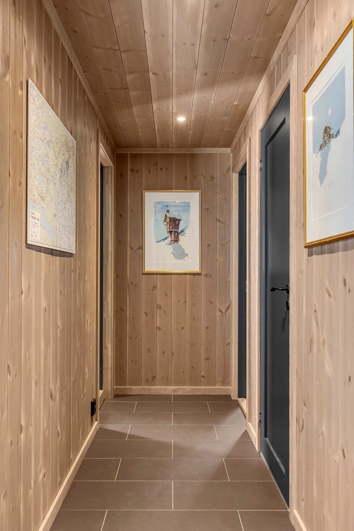 Gangen er flislagt og har behagelig gulvvarme. Galleribilde