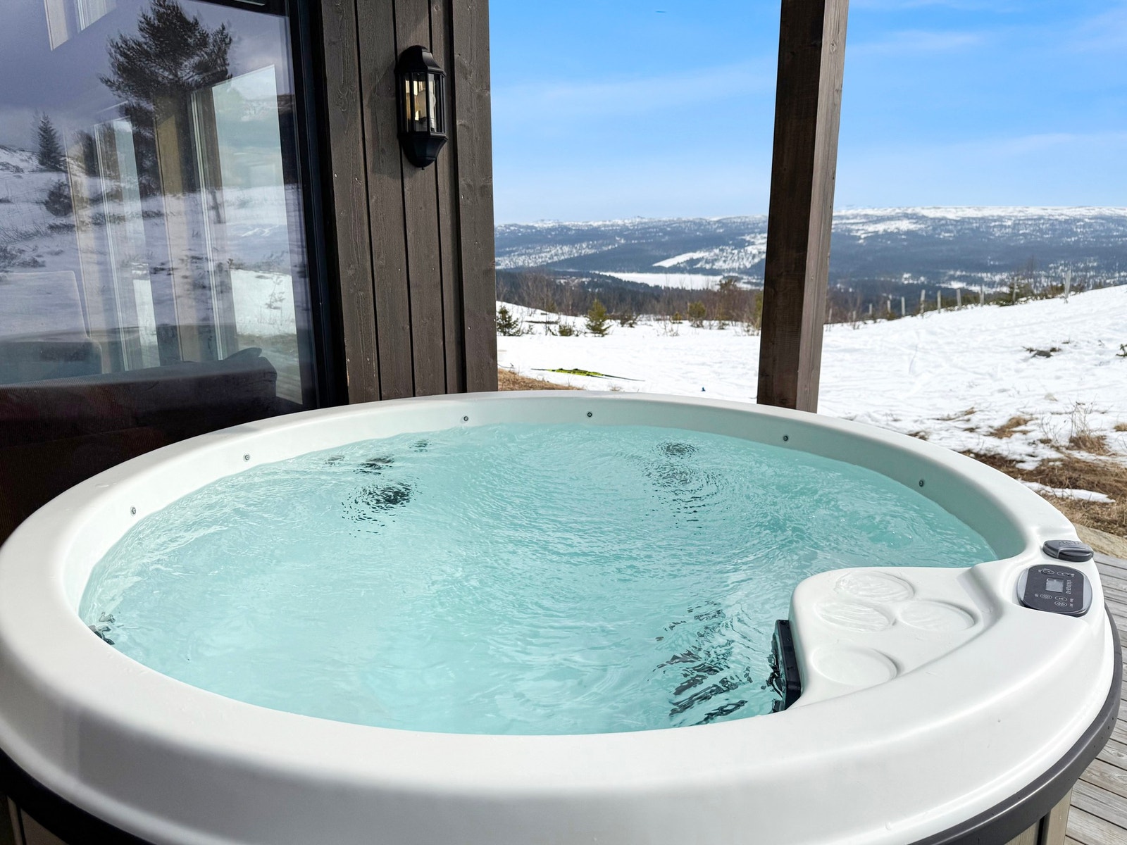 Nyt jacuzzien med storslått utsikt over fjellandskapet. Med direkte utgang fra badet ligger alt til rette for avslappende velværeopplevelser - året rundt. Galleribilde